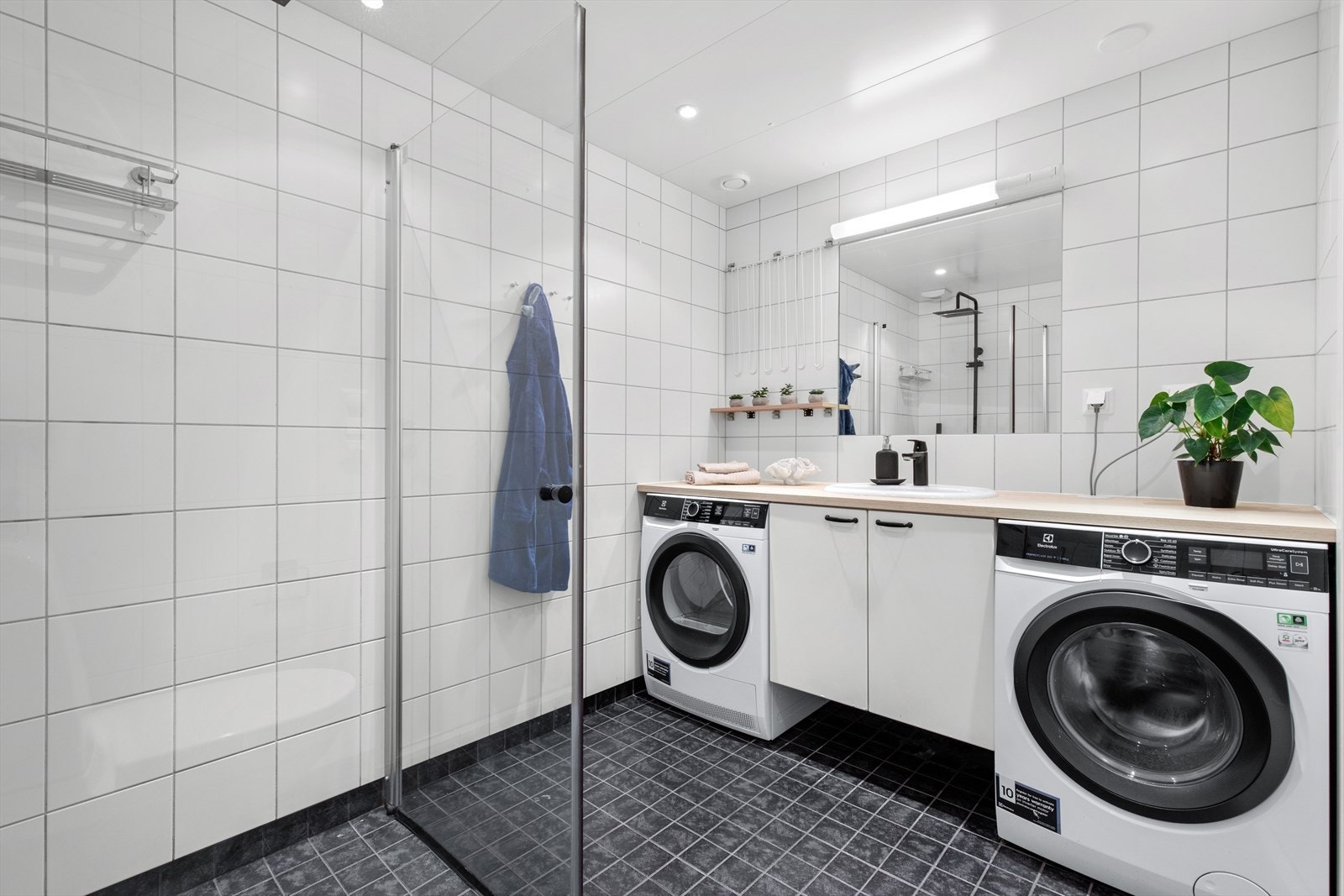 Det er nisje for vaskemaskin og tørketrommel på bad. Galleribilde