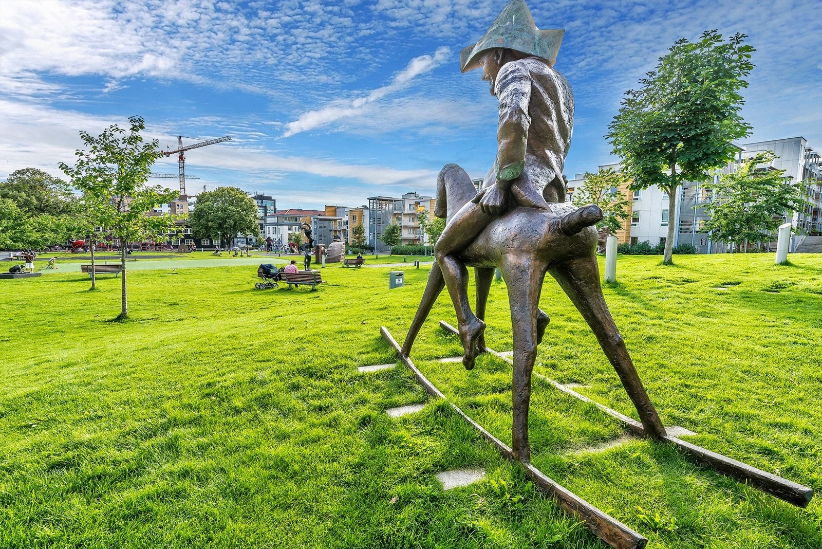 Den nærmeste parken er Peer Gynt-parken med flotte gressplener og benker. Galleribilde