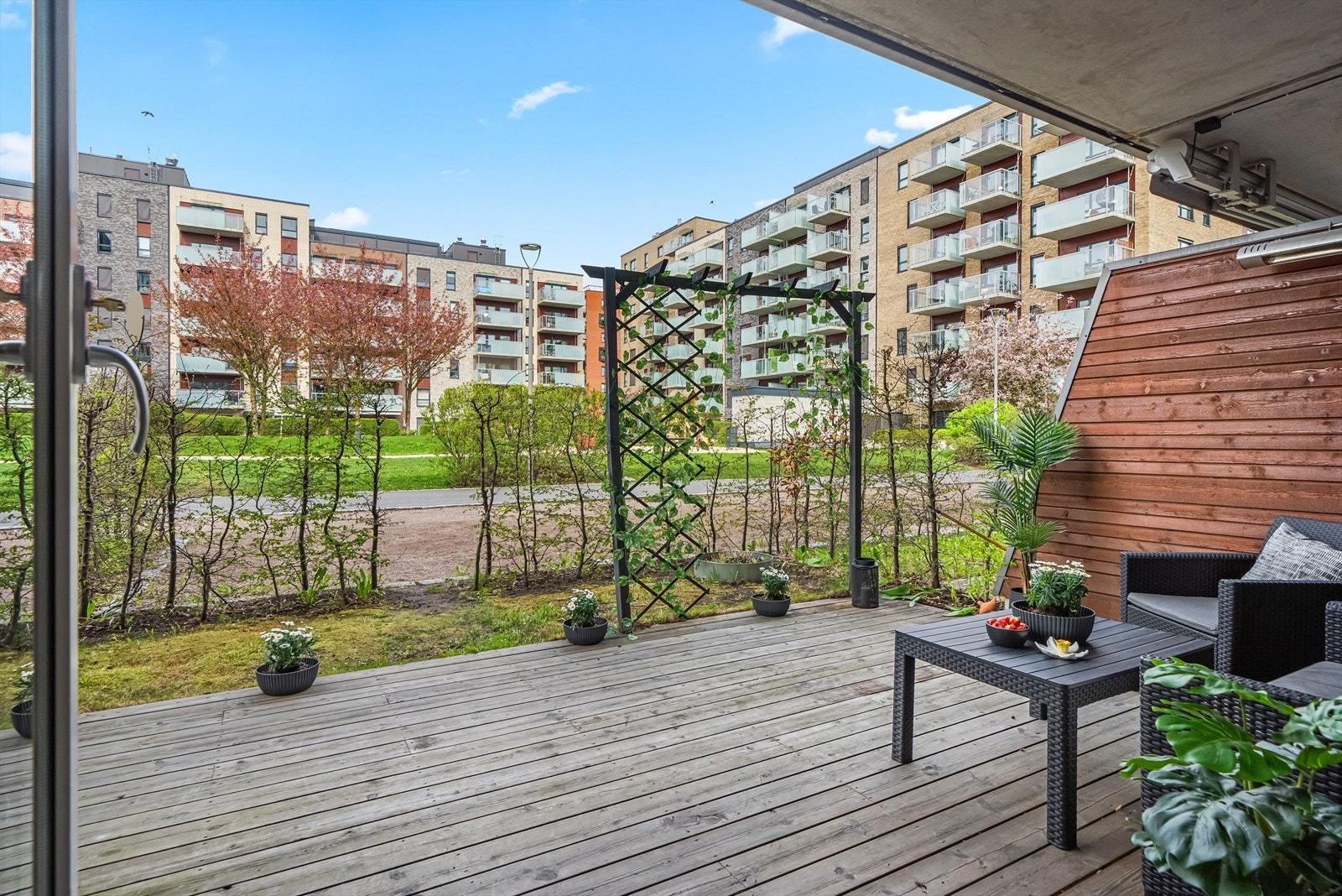 Nordvestvendt terrasse med utgang fra stuen. Galleribilde