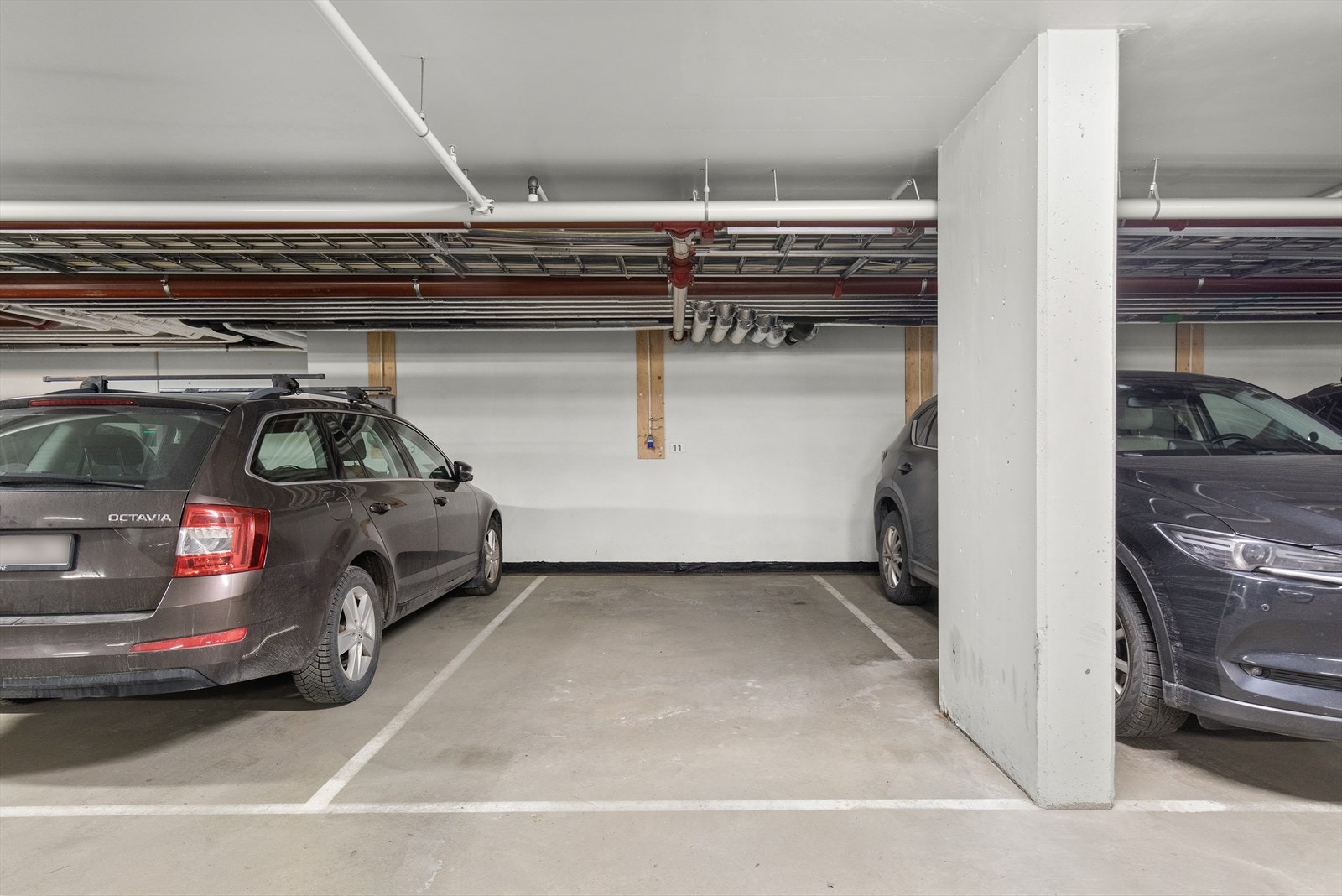 Garasjeplass medfølger. Plassen har el-uttak (blå stikk på vegg). For dem som ønsker å kjøpe ladestasjon for el-bil i garasjen er det mulig å gjøre det. Galleribilde