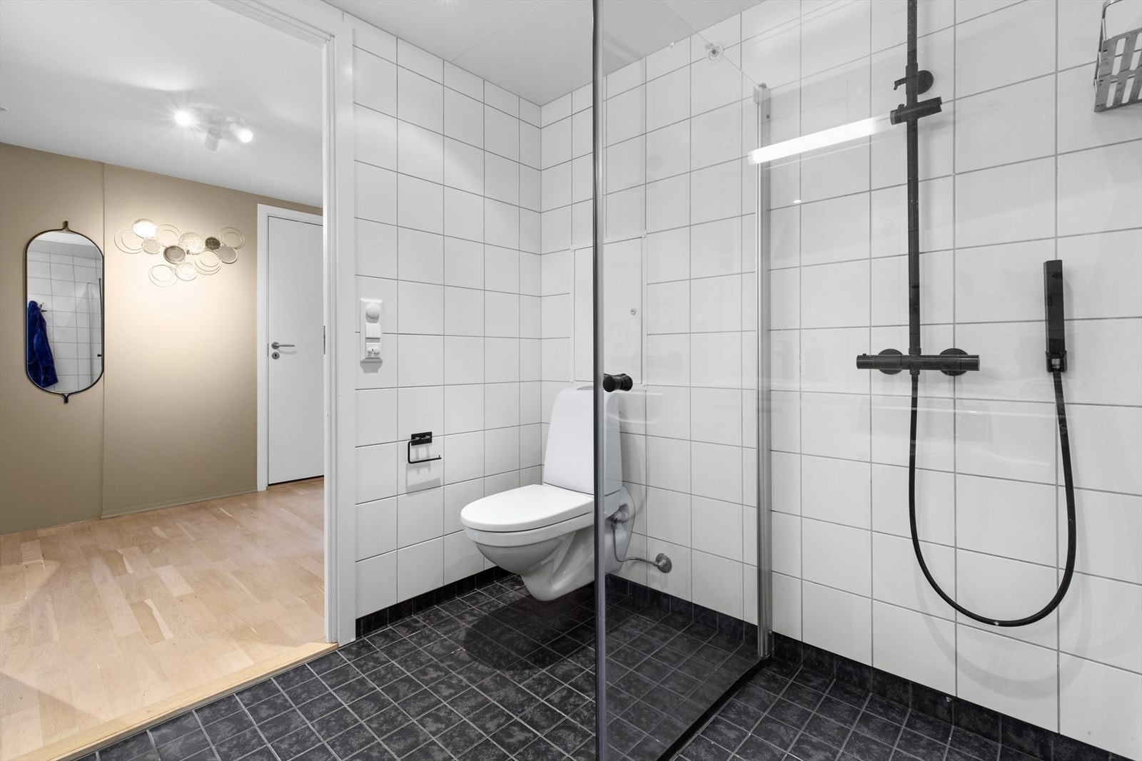 Det er varmekabler i gulv som gir en behagelig start på dagen. Galleribilde