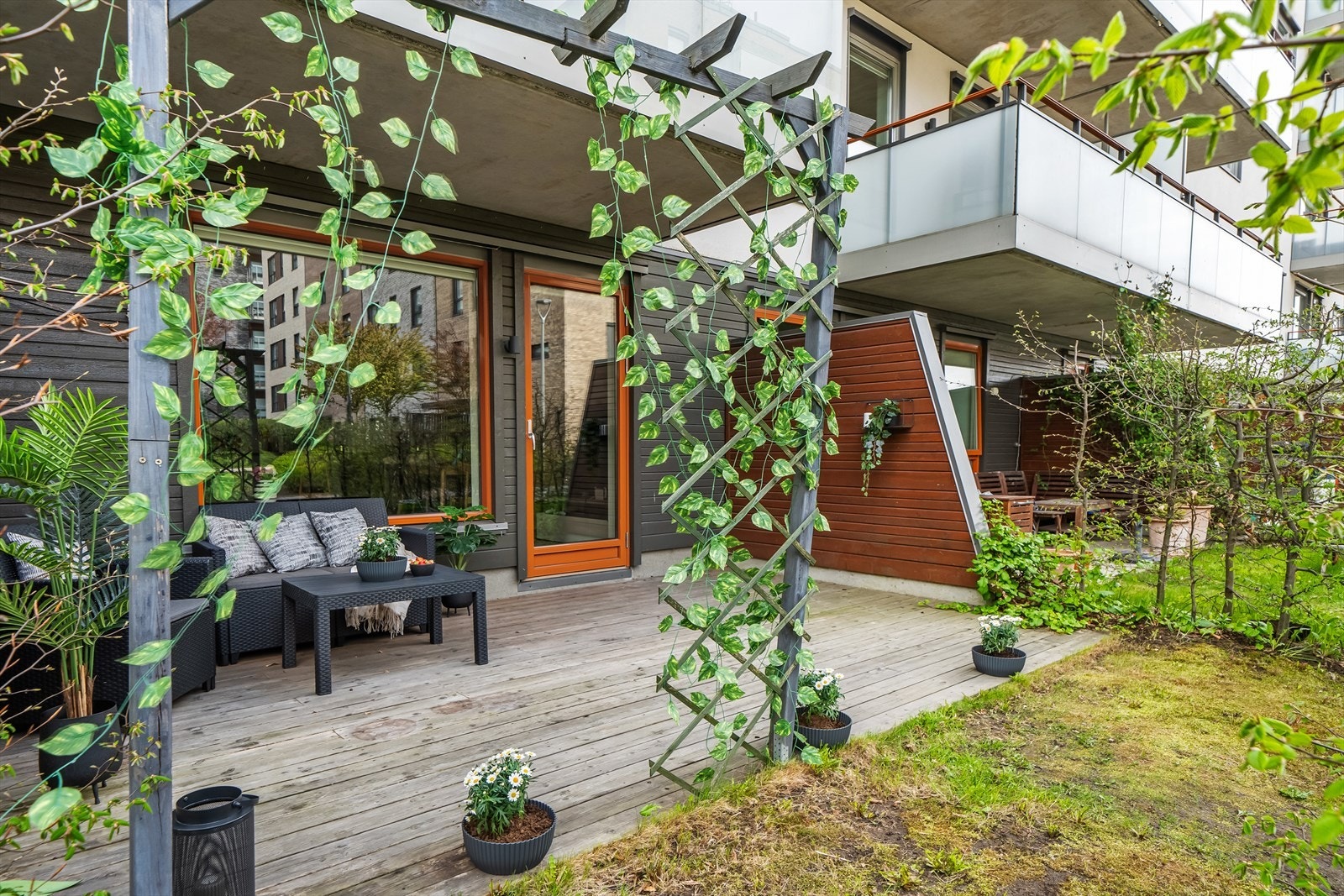 Nordvestvendt markterrasse med utgang fra stuen. Galleribilde