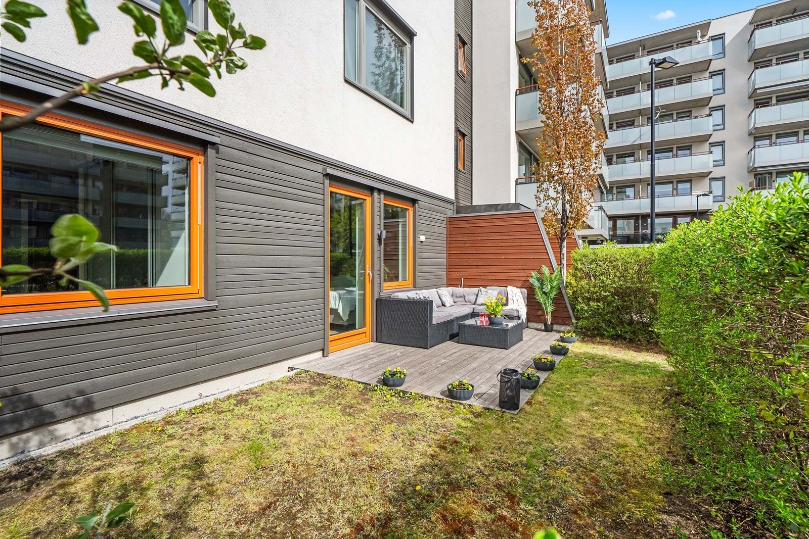 Sørøstvendt terrasse med utgang fra hovedsoverommet. Selger opplyser om sol på sommerstid fra ca. kl. 07:30-14:30. Galleribilde