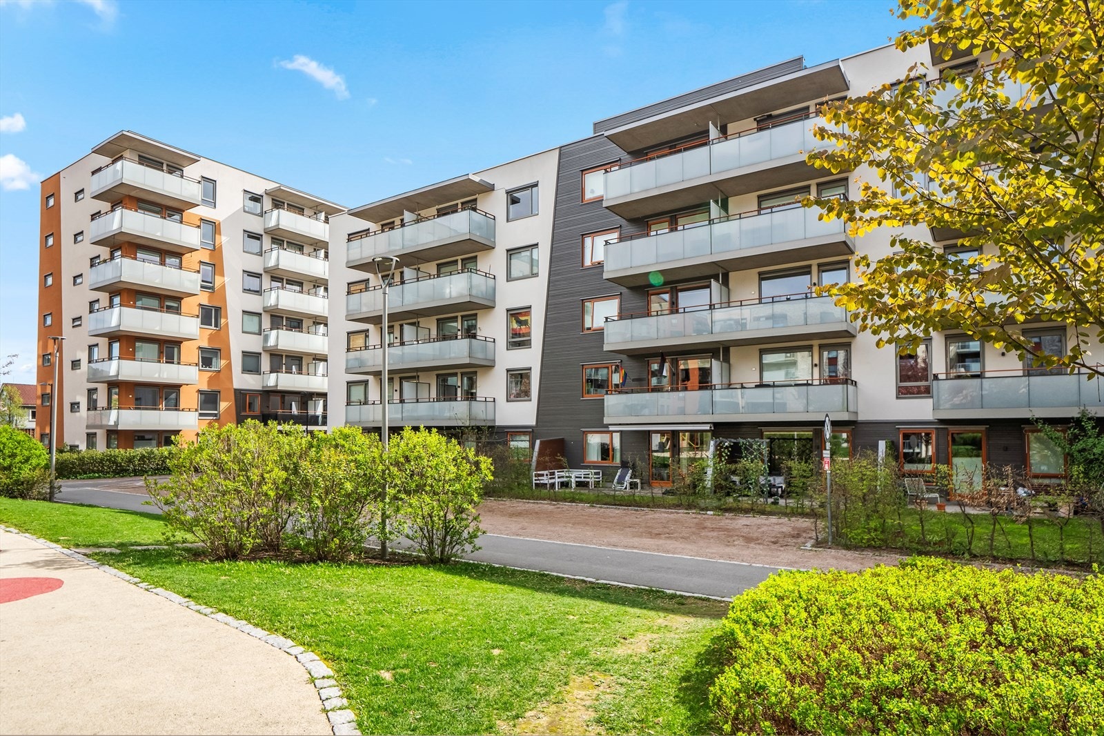 Det er bakgårder på begge sider av blokken. Galleribilde