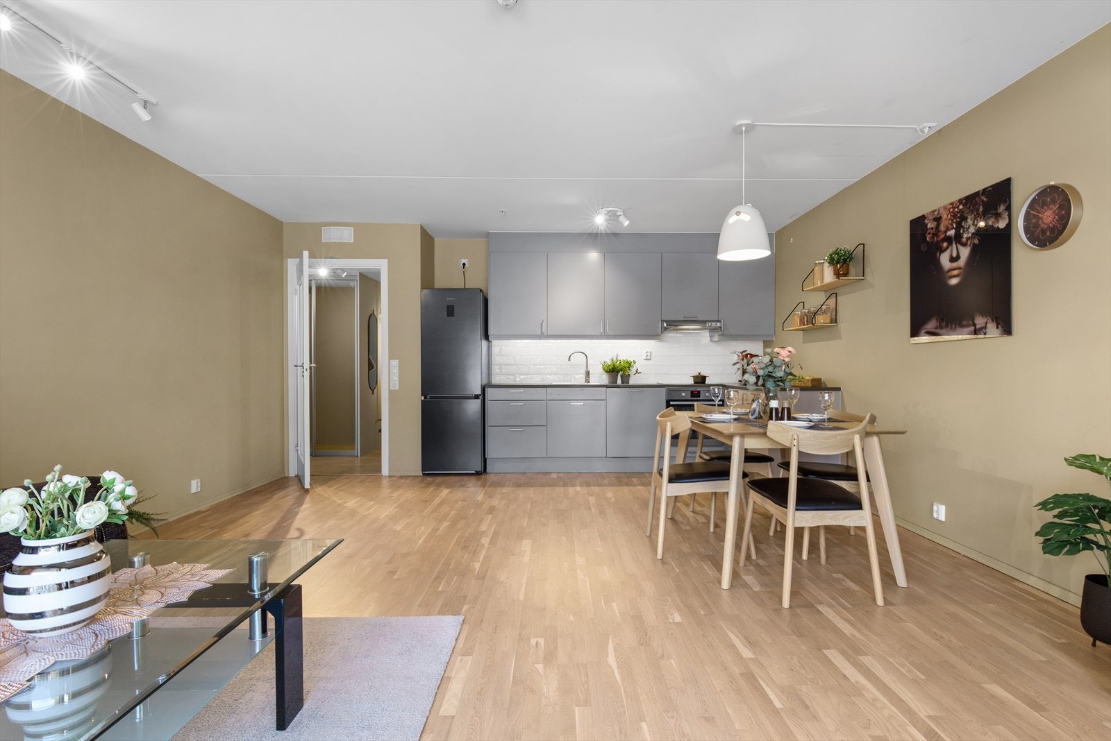 Månedlige felleskostnader på kr. 4.747,- inkluderer blant annet A-konto fyring og varmtvann, bredbånd, garasje, bygningsforsikring m.m. Galleribilde