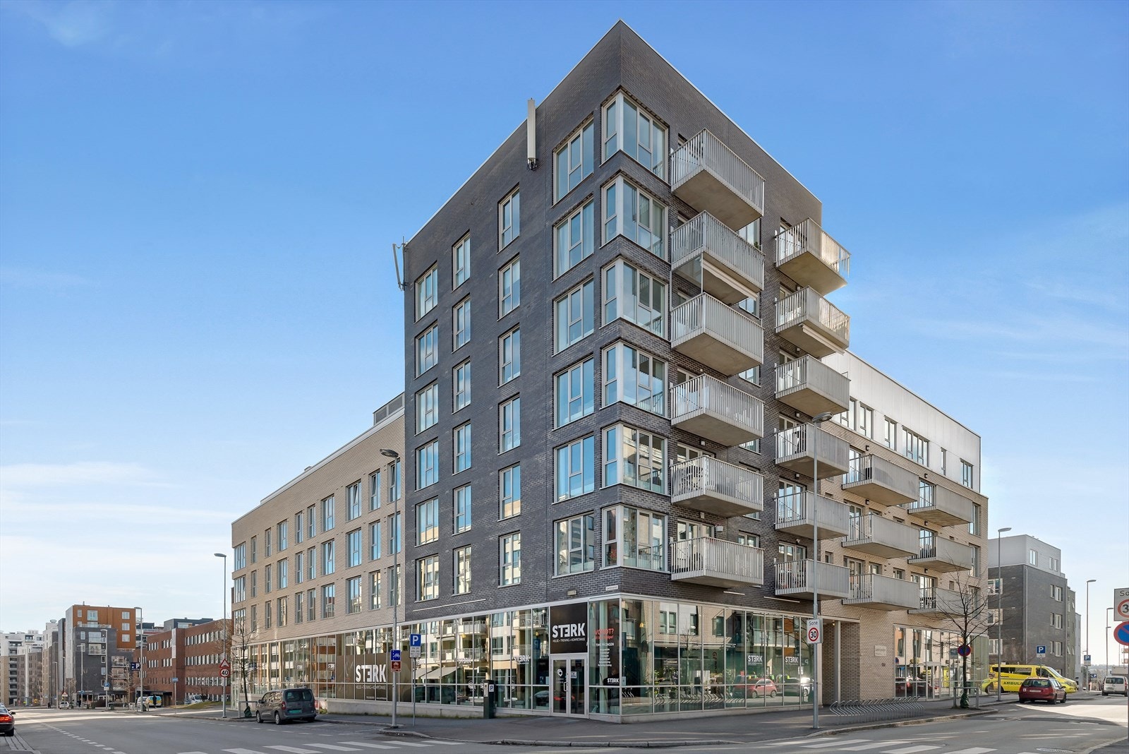 For den aktive kan treningen gjøres på Sterk som er rett ved Løren Torg. Ellers er det kort vei til Studio Jobbsprek på Økern Portal, Sats Hasle og CrossFit Løren. Galleribilde