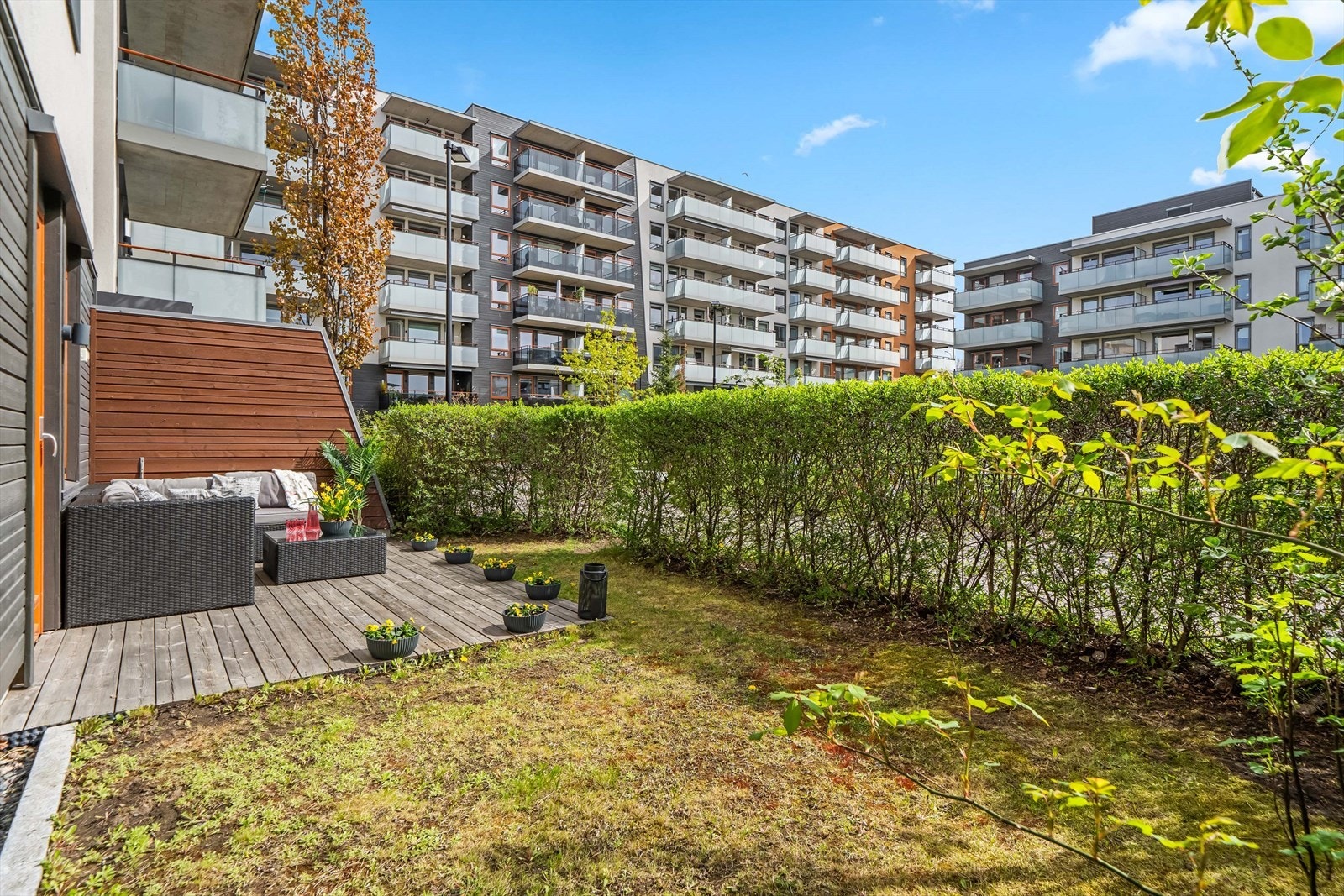 Begge uteområdene har terrasse og hagedel med hekk i front som skjermer mot innsyn på sommerstid. Galleribilde