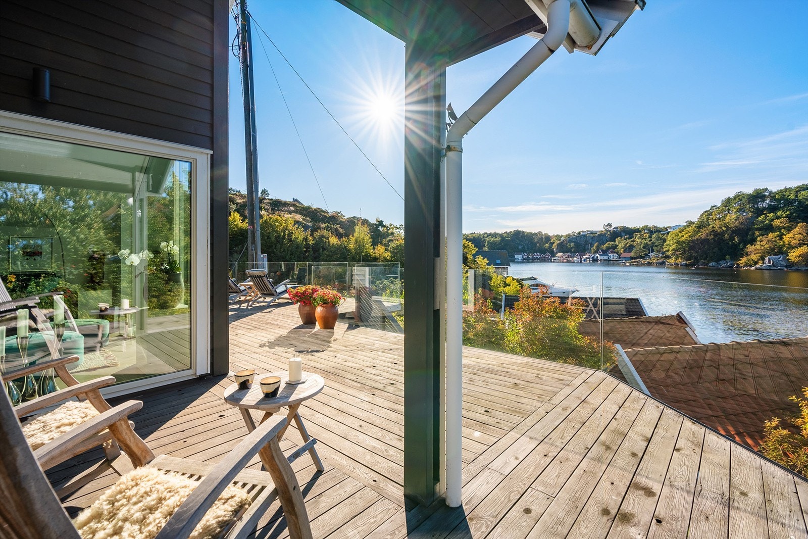 På terrasse utenfor stue mot vest har man sol til ca. kl. 22.15 midtsommerstid Galleribilde