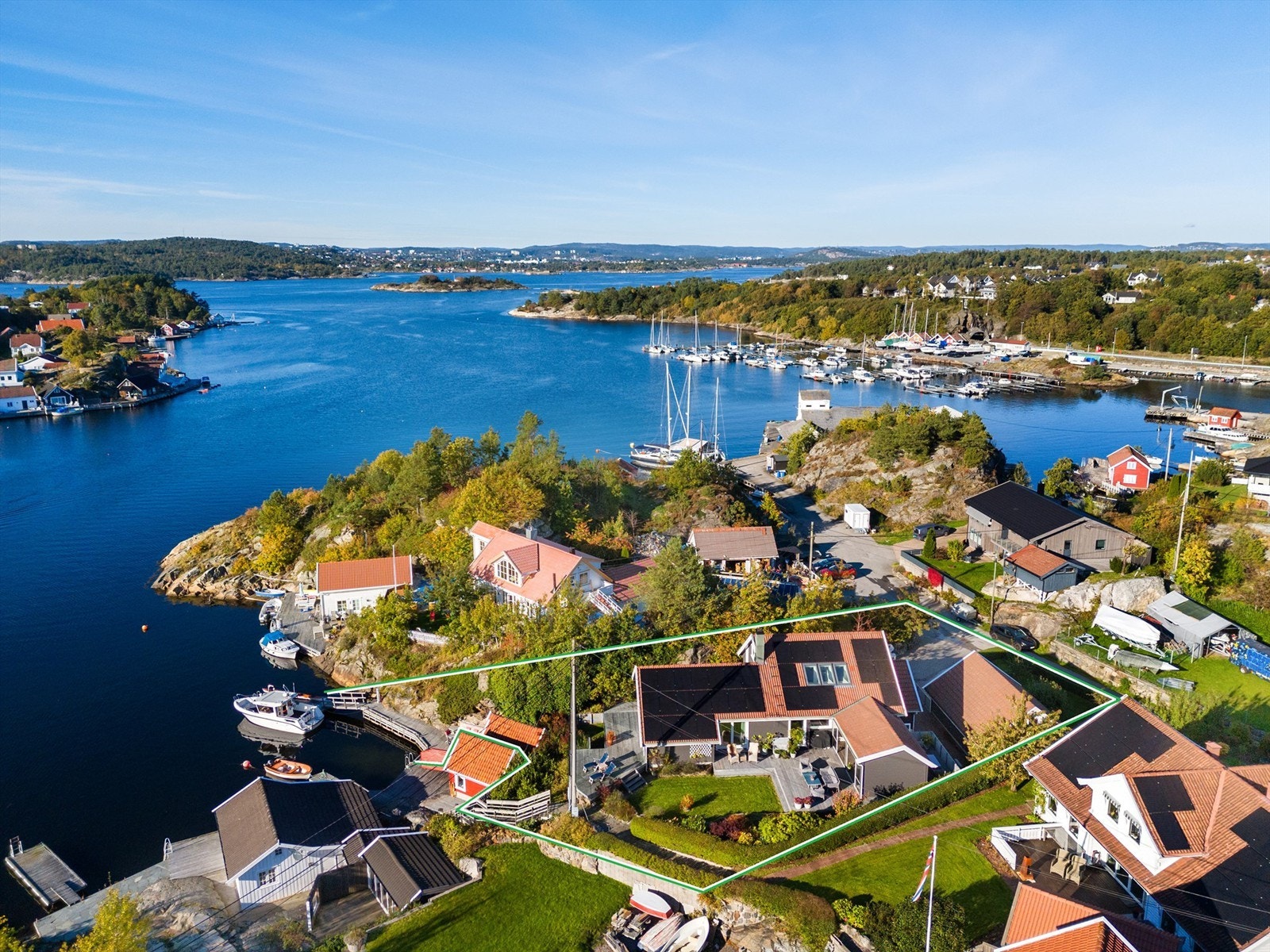 Fantastisk sjøeiendom med flotte hager, uteplasser og hele 402 kvm bruksareal inkl. garasje, sjøbod og bolig Galleribilde