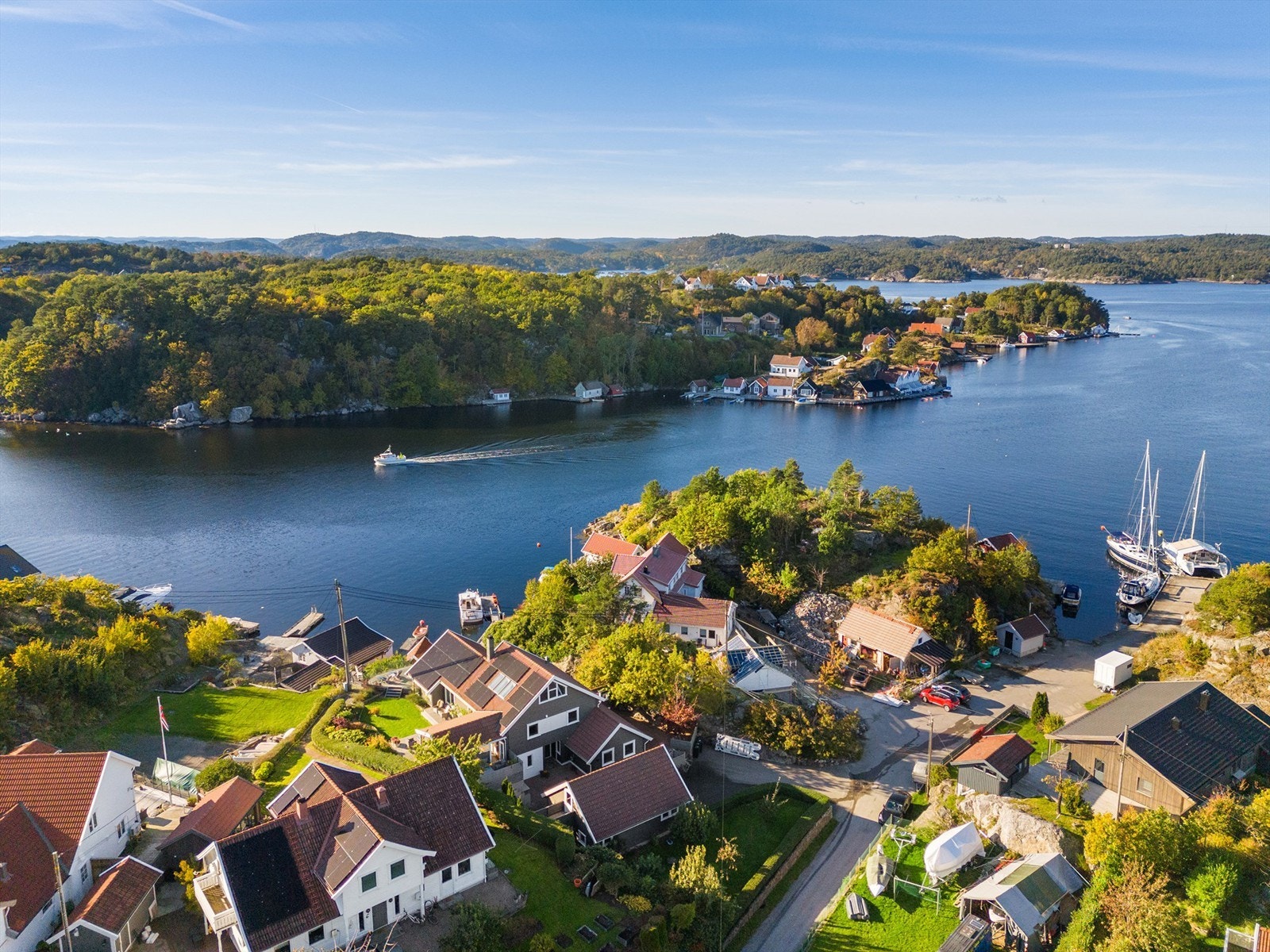 Oversiktsbilde over skjærgården, huset og tomten som er på hele 1 322 kvm Galleribilde