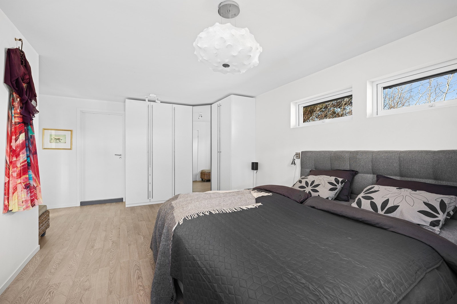 Romslig soverom med stor garderobe, tidligere var det walk-in garderobe i delen mot badet Galleribilde