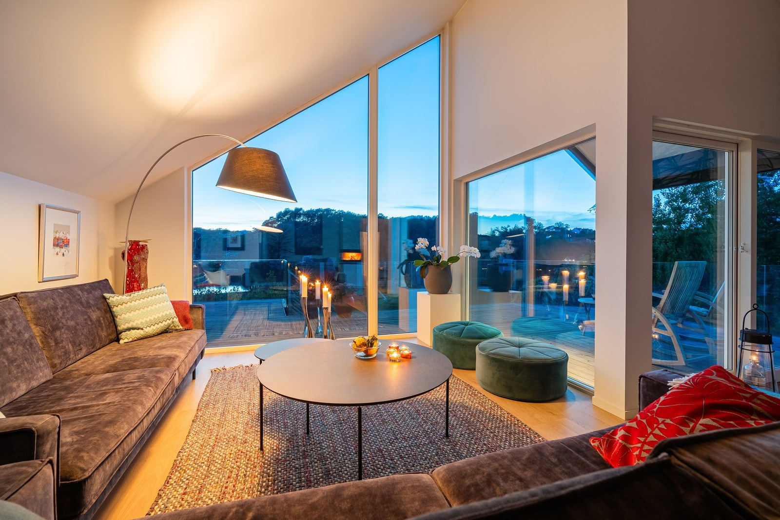 Nye vinduer satt inn i 2015/16, de fleste overflater er fornyet, boligen har fått et moderne uttrykk både innvendig og utvendig Galleribilde