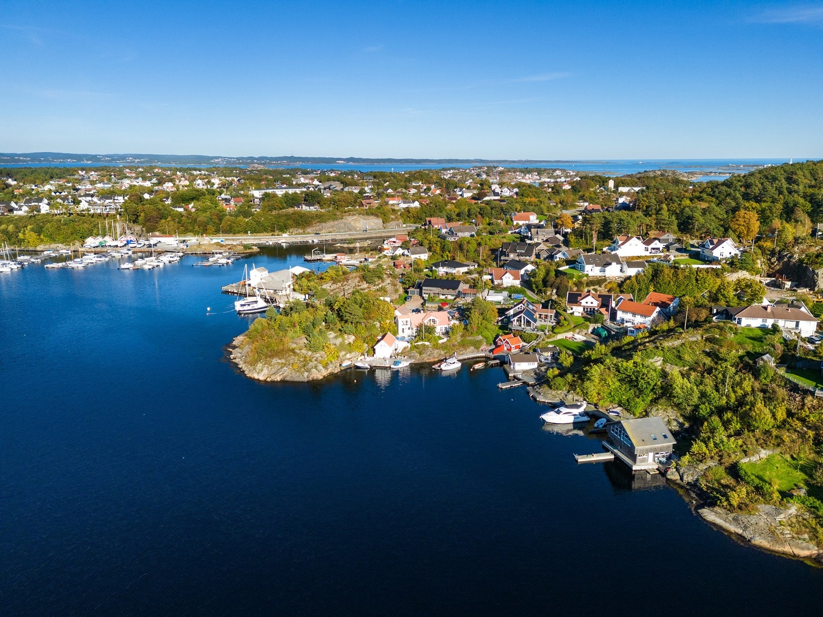 Her får man hus og hytte i ett, og får oppleve skjærgården fra egen brygge! Galleribilde