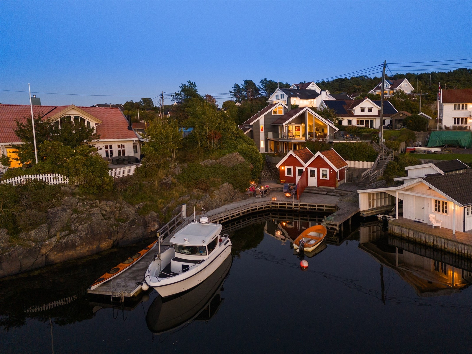 Arkitekttegnet bolig med flere soner og smarte løsninger som nå er modernisert av dagens eier Galleribilde