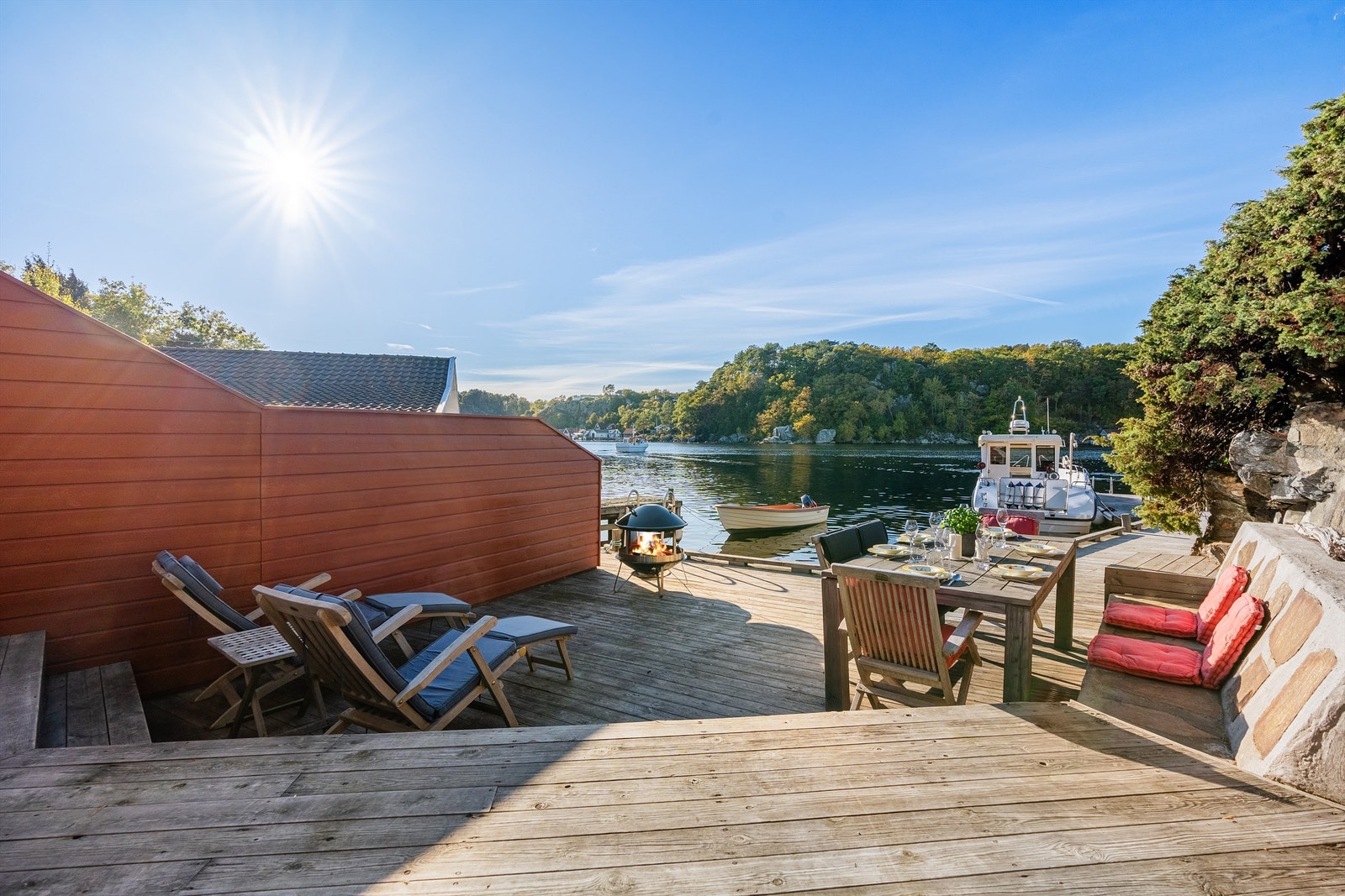 Smart bryggeløsning med sitteplasser og kveldssol til ca. kl. 22 midtsommerstid Galleribilde