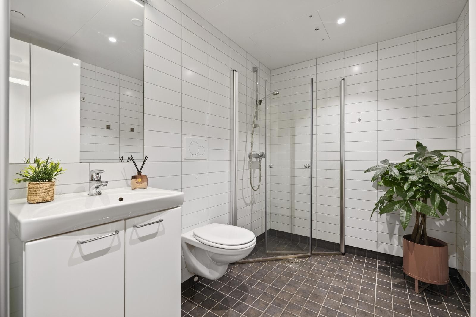 Delikat og flislagt bad med vannbåren gulvvarme Galleribilde