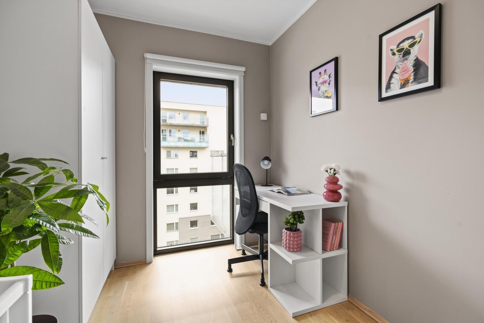 Det er også plass til dobbeltseng i dette rommet. Garderobeskap medfølger Galleribilde