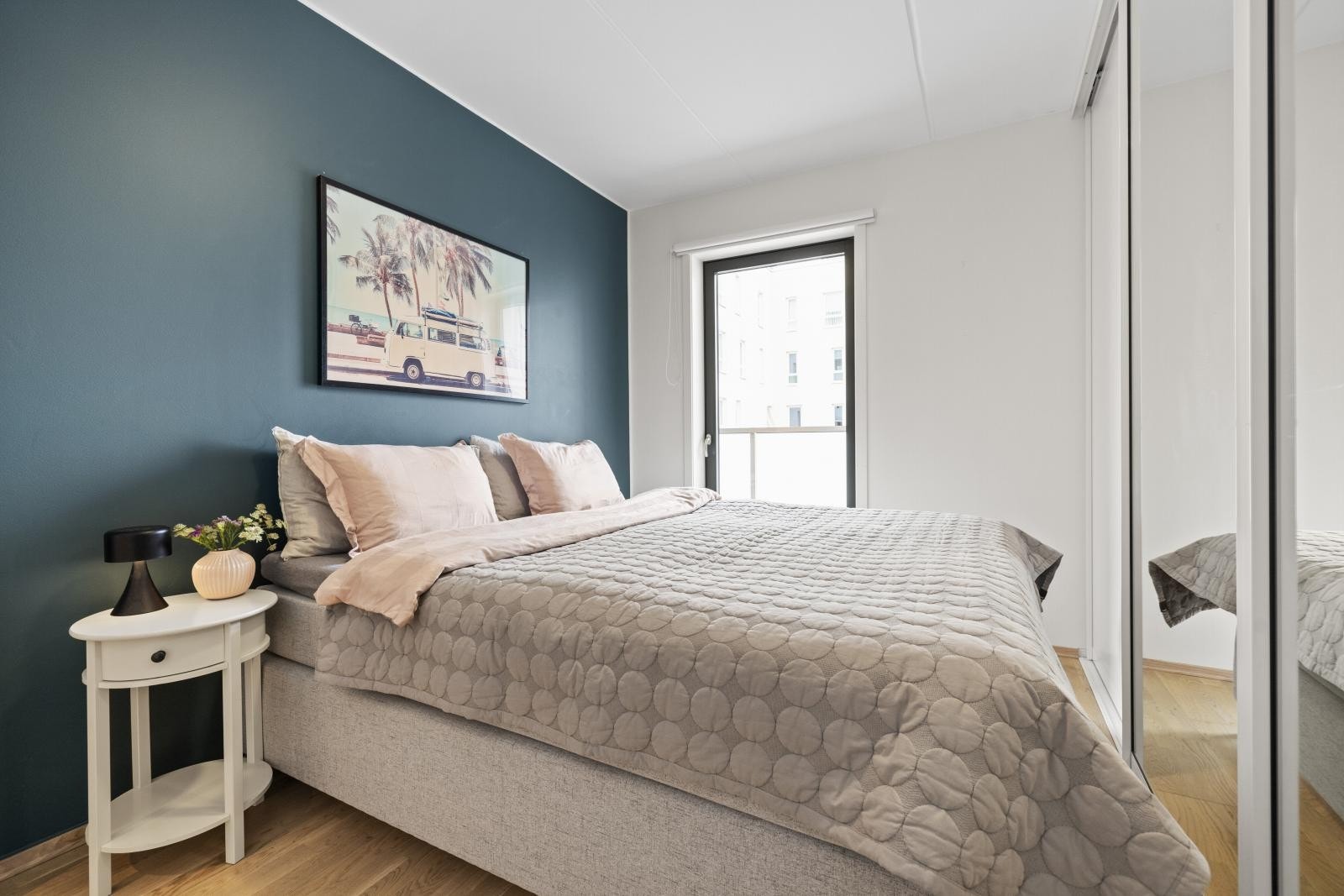 Soverom 2 med inngang fra gang. delikat soverom med utgang til vestvendt balkong Galleribilde