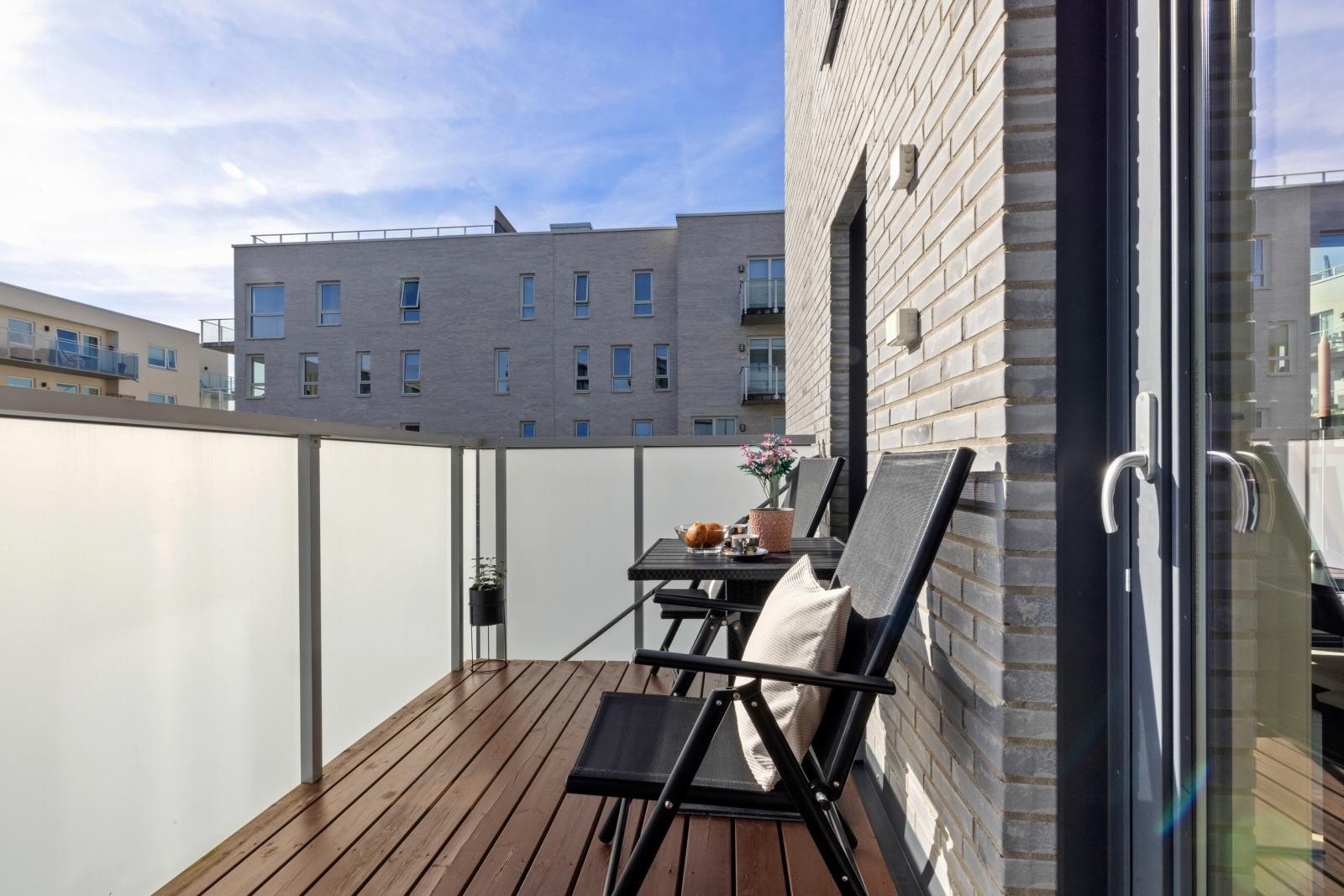 Fra stuen er det utgang til en herlig sydvent balkong på 7m2 med sol fra tidlig morgen til ettermiddag Galleribilde