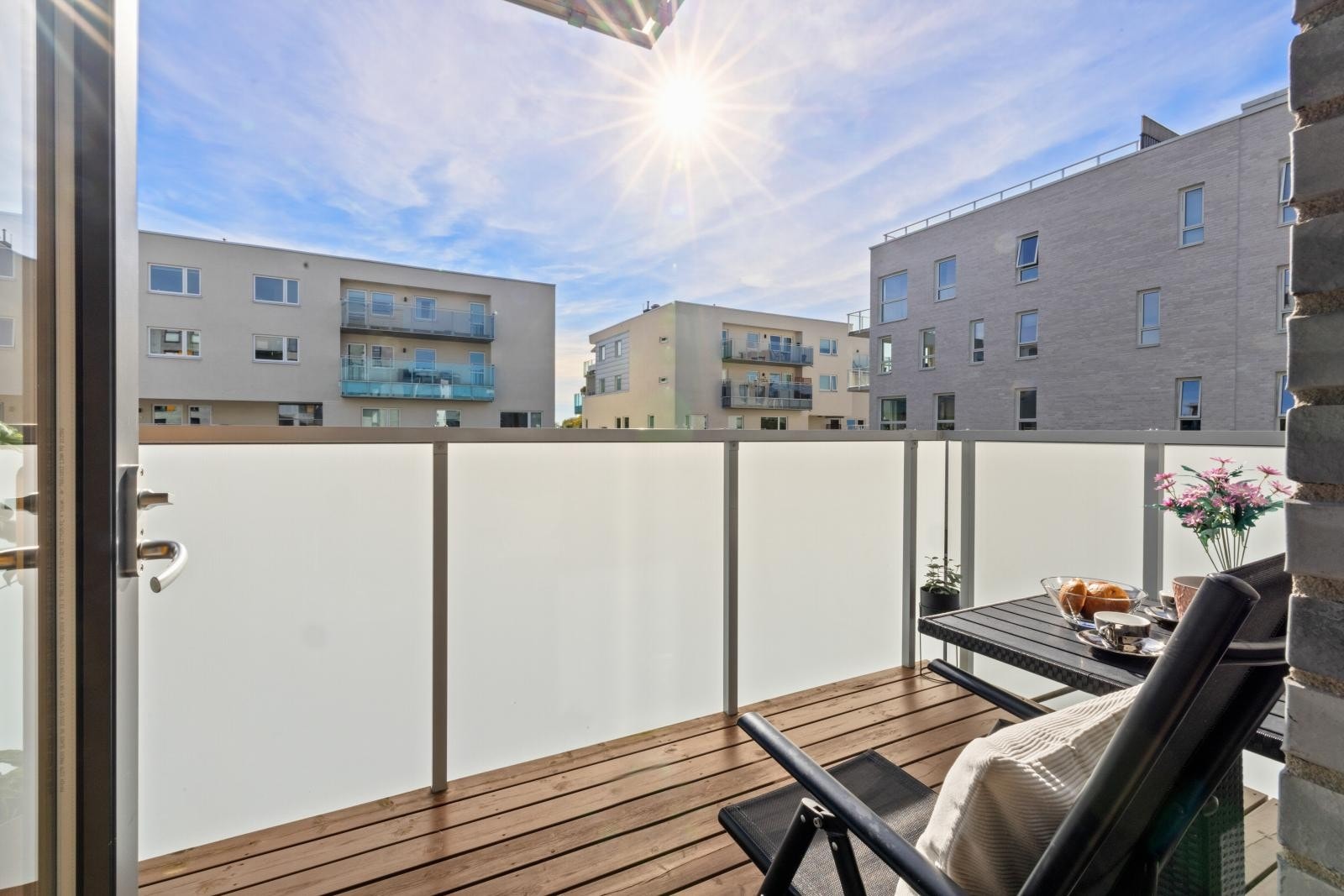 Balkongen har plass til grill og utemøbler. Legg merke til glassrekkverket som hindrer innsyn Galleribilde