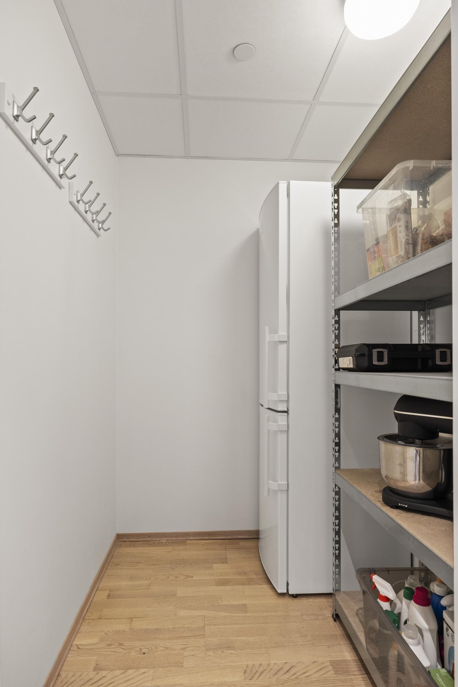 I tilknytning til gang ligger en praktisk innvendig bod med flere innrednings muligheter. Det medfølger også romslig bod i kjeller Galleribilde