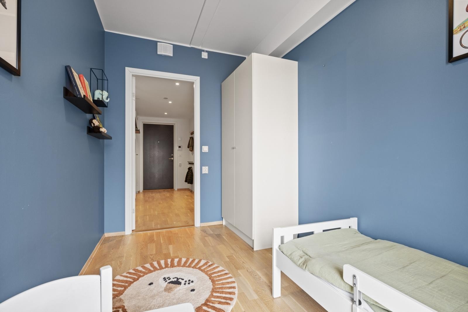 Det er mulighet for å sette inn dobbeltseng om ønskelig. Garderobeskap medfølger Galleribilde