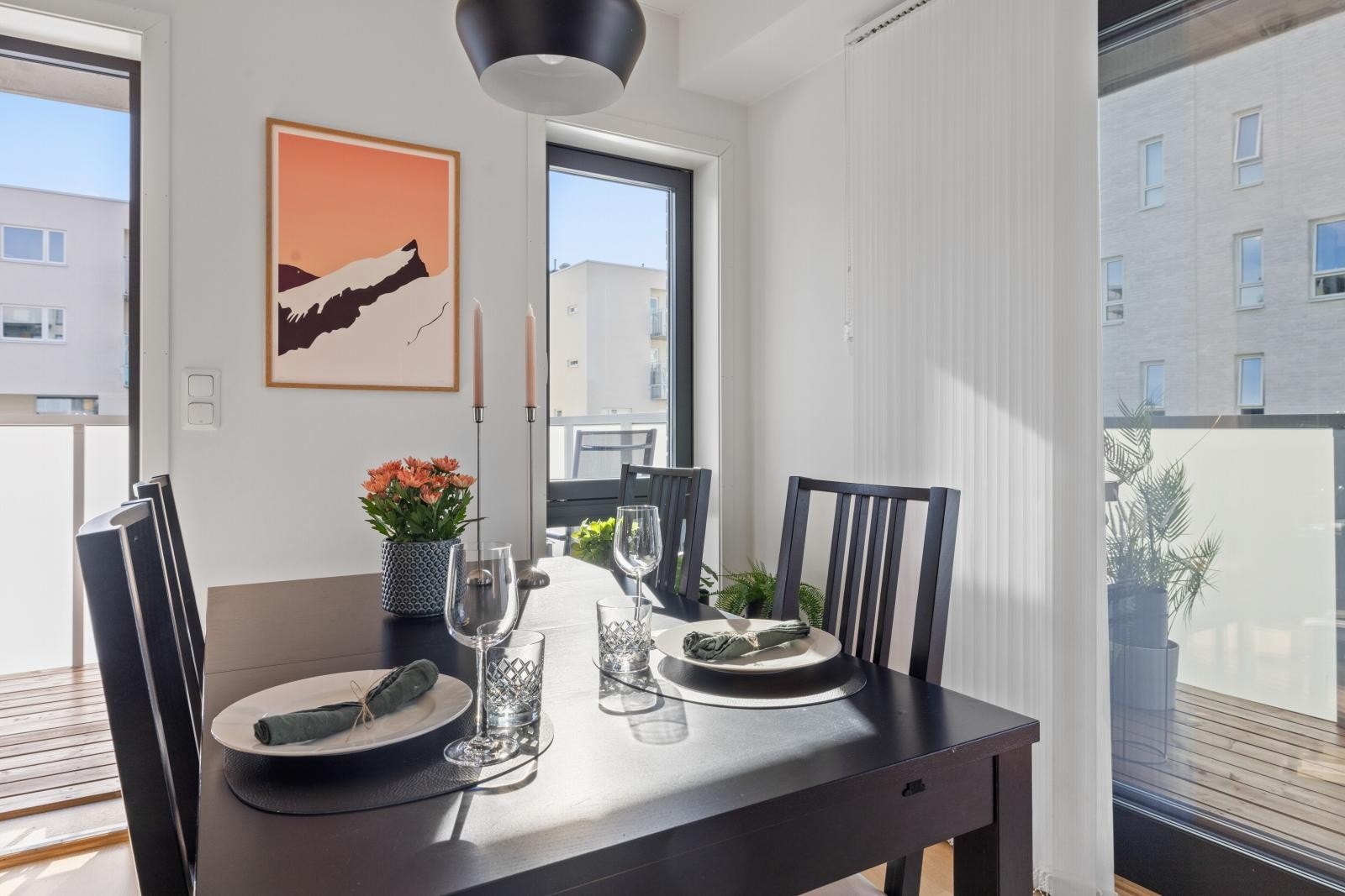 Hyggelig spiseplass med utgang til balkong Galleribilde