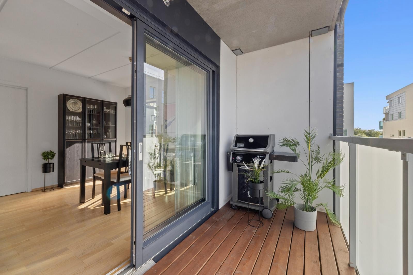 Utgang fra stuen til vestvendt balkong på 17 m² Galleribilde