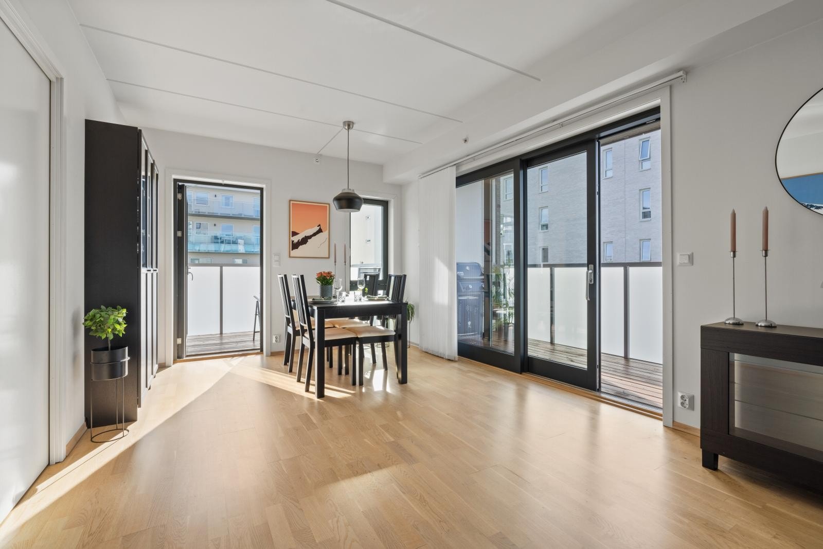 Store vindusflater og rikelig med naturlig lys Galleribilde