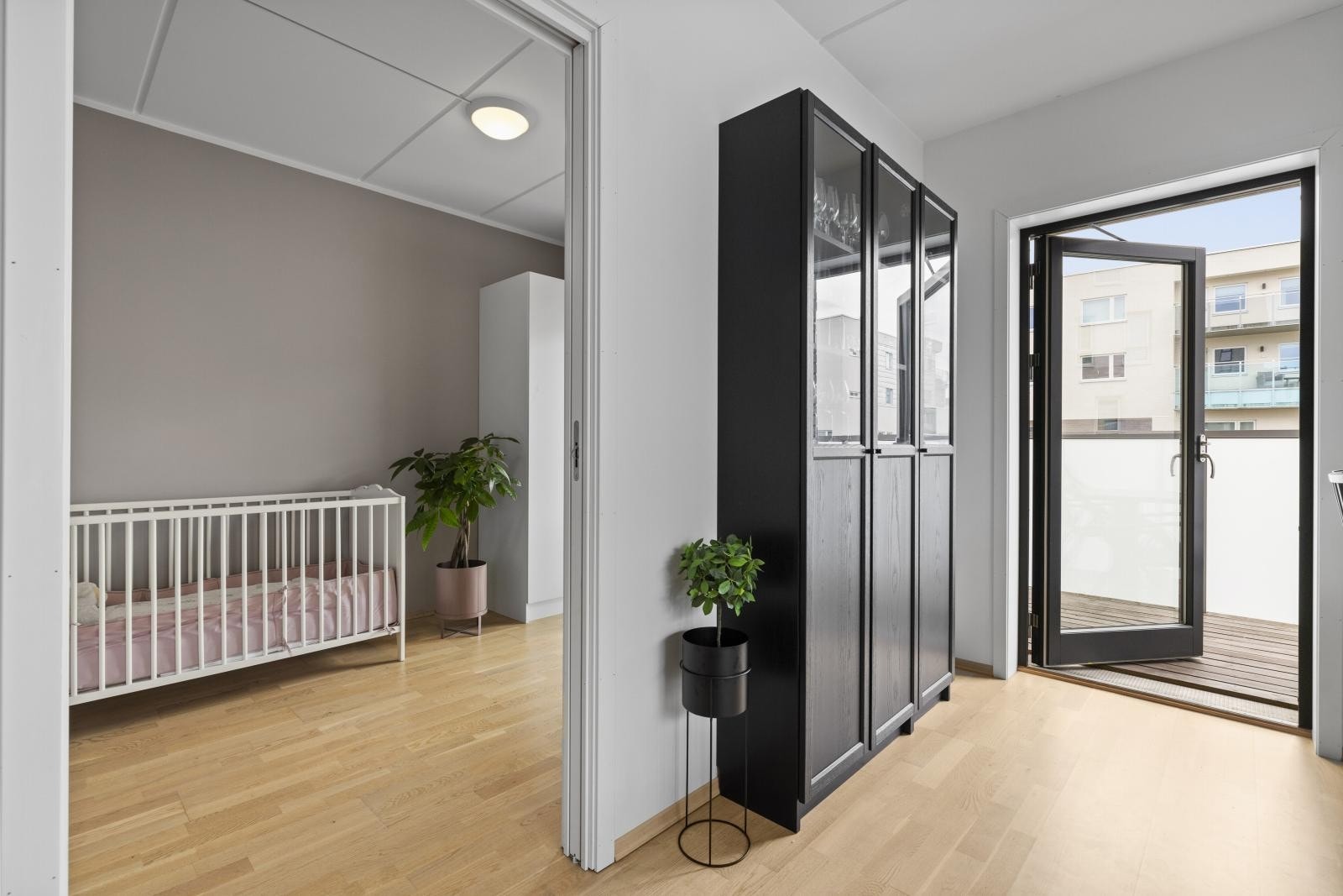 Soverommet har lettvegg mot stue, slik at det er mulig å åpne opp veggen og innlemme dette i dagens stueløsning Galleribilde