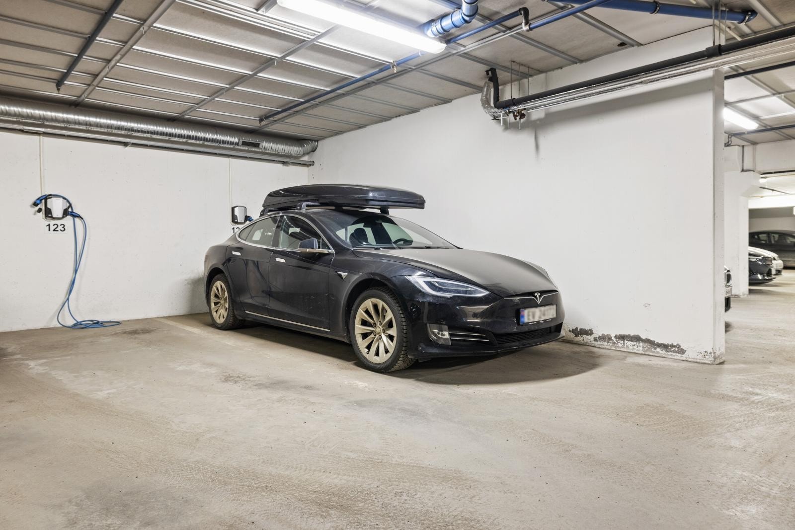 Garasjeplass med el-bil lader, godt plassert i umiddelbar nærhet til heis Galleribilde