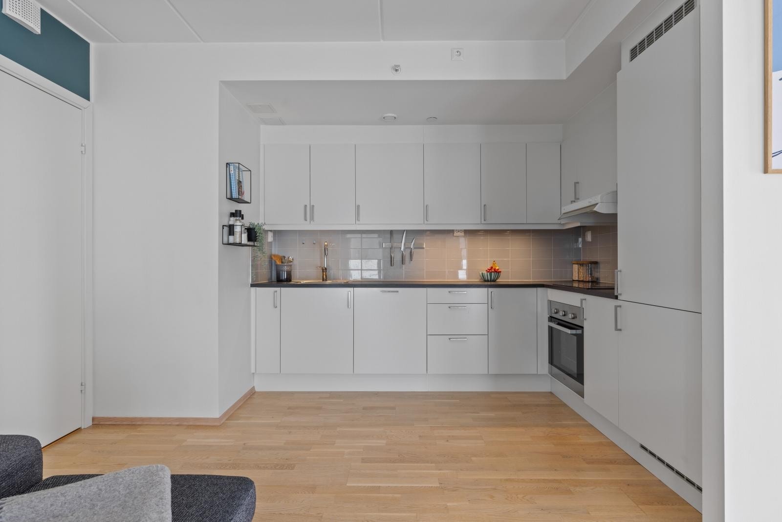 Kjøkkeninnredningen har godt med oppbevaringsplass i skuffer og skap, samt god benkeplass til matlaging. Integrerte hvitevarer som oppvaskmaskin, komfyr med nedfelt koketopp og kjøl/frys. Komfyrvakt og aquastop/waterguard er montert Galleribilde