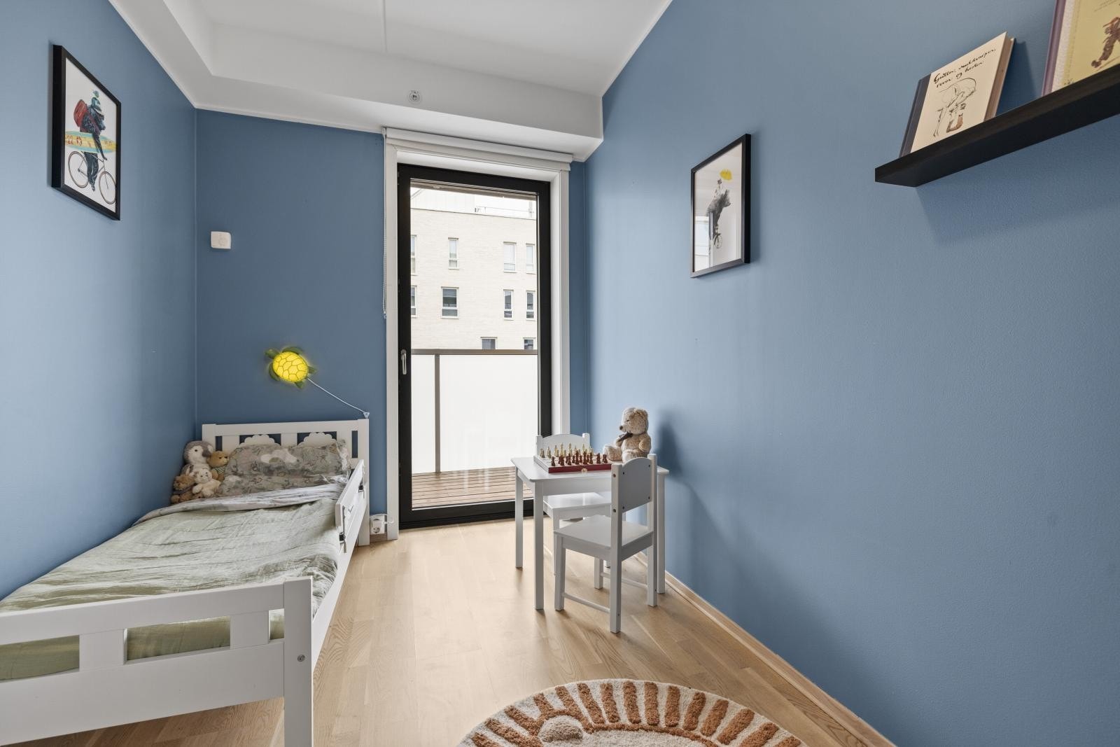 Soverom 1 med inngang fra gang. koselig barnerom med utgang til vestvendt balkong. Galleribilde