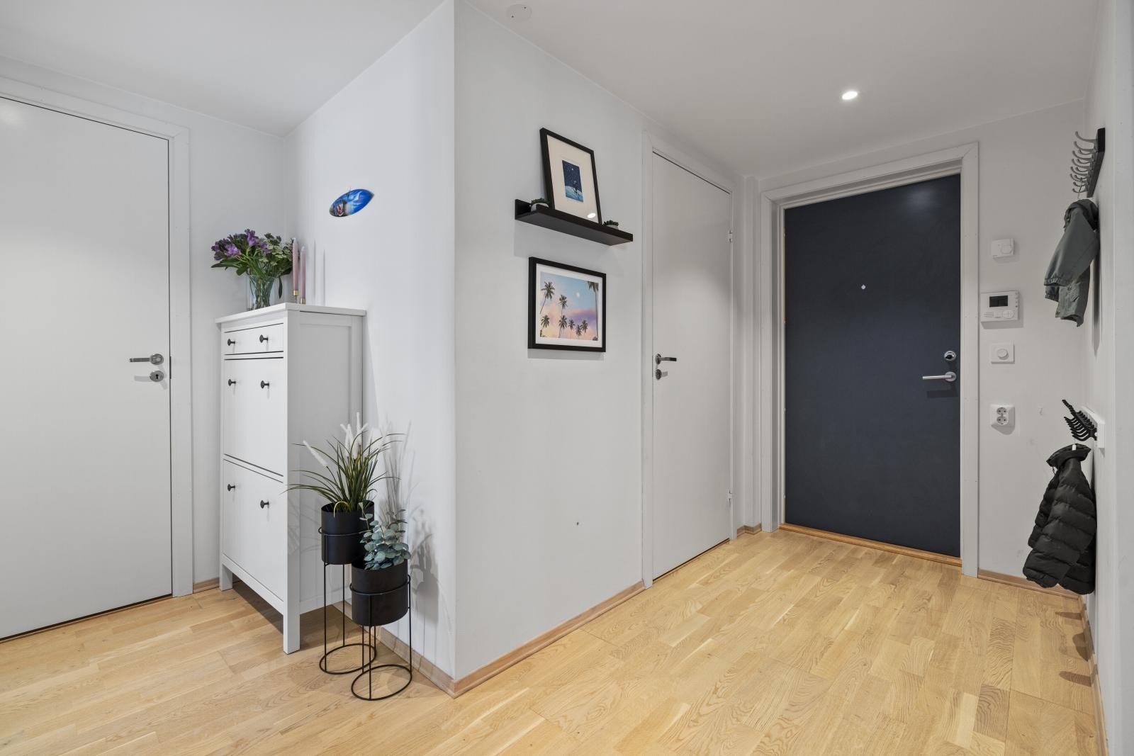 Romslig gang med gode oppbevaringsmuligheter Galleribilde