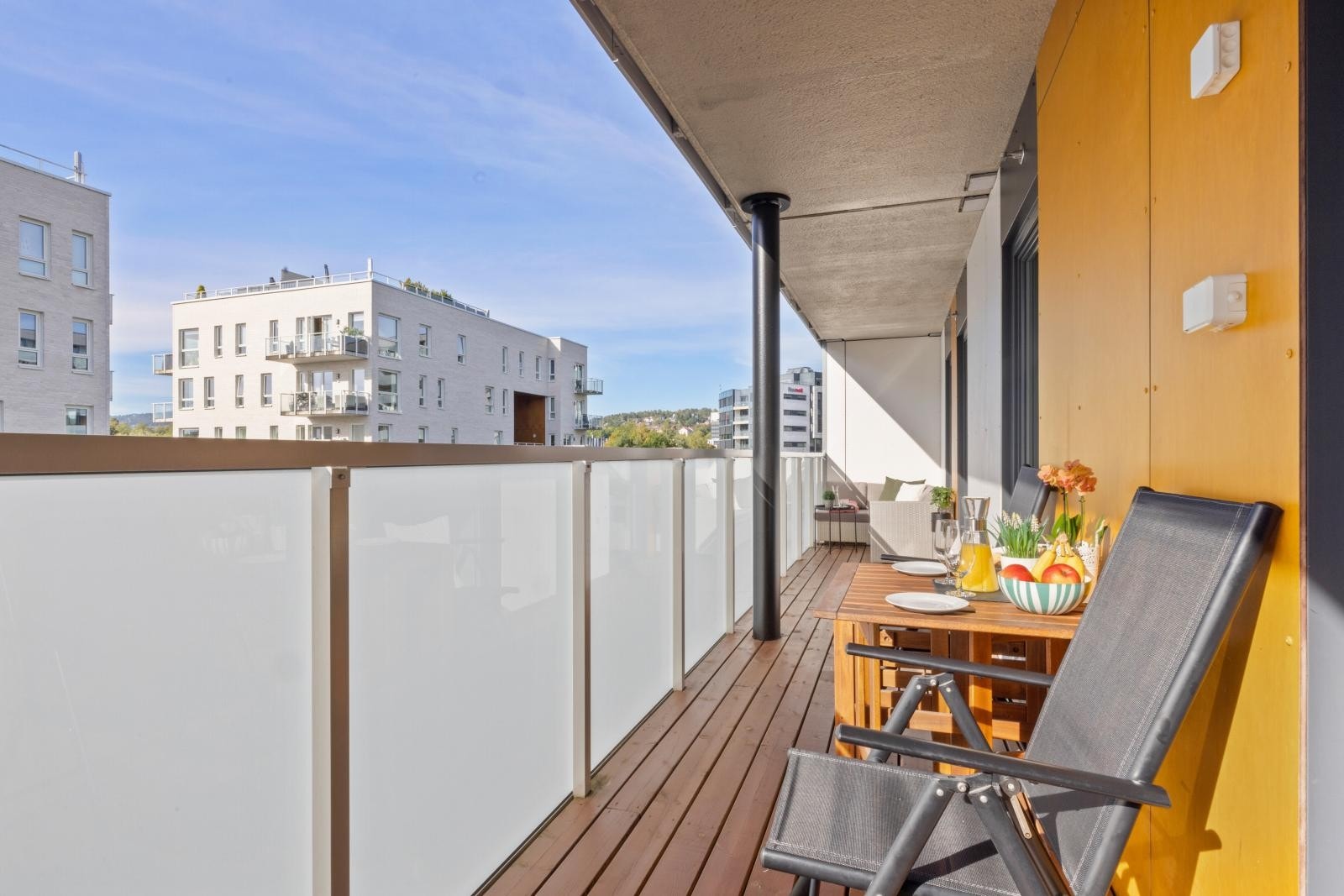 God plass til utemøbler, lounge og grill. Det er montert utestikkontakt Galleribilde