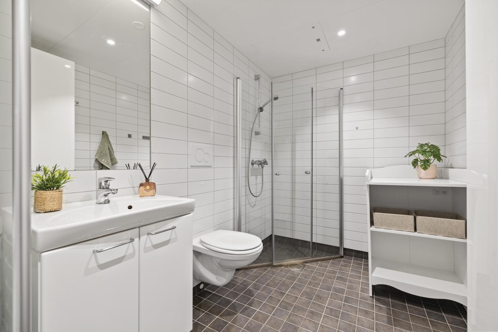 Delikat flislagt bad, med god plass til stellebord Galleribilde