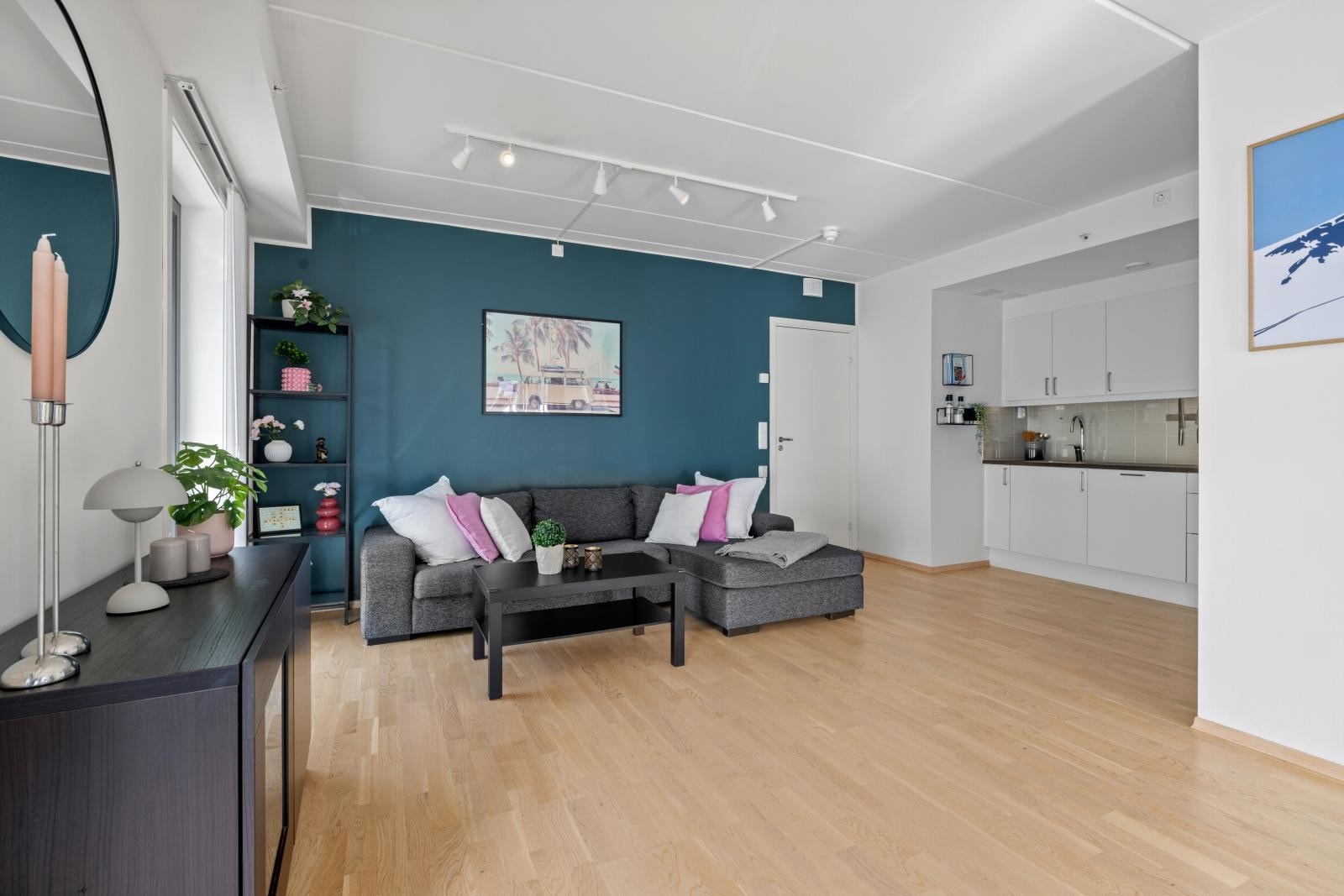 Kjøkkenet har åpen løsning mot stuen, noe som gir en luftig romfølelse og legger til rette for en sosial hverdag Galleribilde