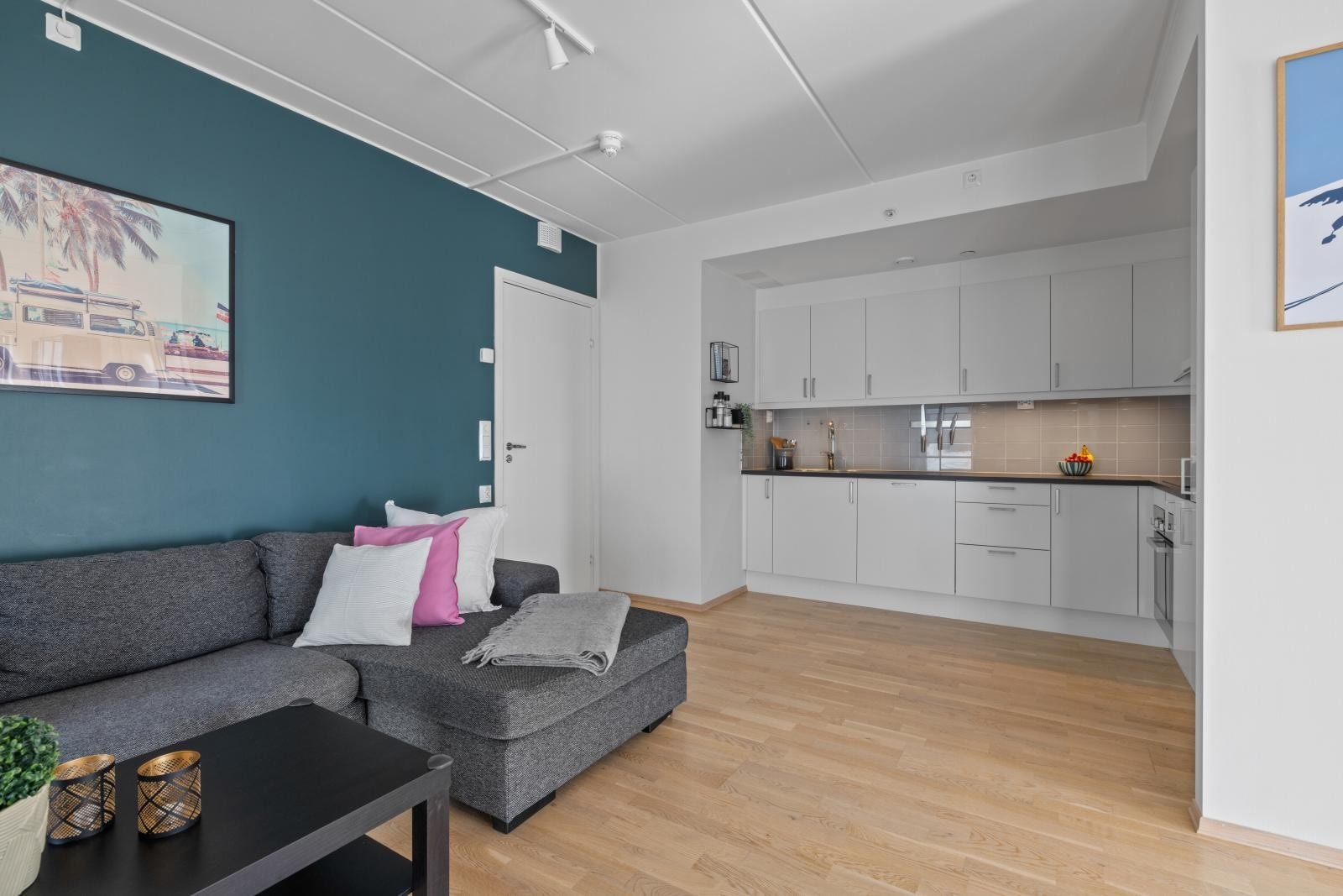 Mange muligheter for innredning med åpen kjøkkenløsning og god romfølelse Galleribilde