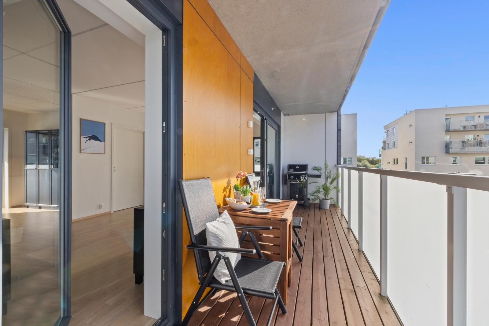 Vestvendtbalkong på 17m2 med utgang fra stue og to soverom Galleribilde