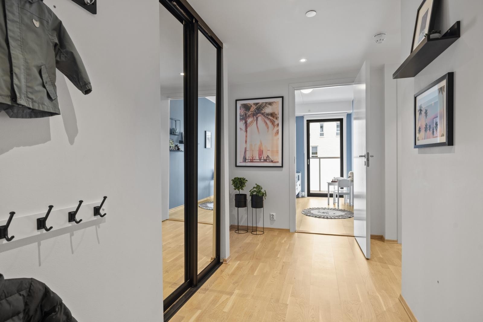 Gang med en stor plassbygget skyvedørsgarderobe med speilfronter kan alt av yttertøy og sko plasseres her Galleribilde