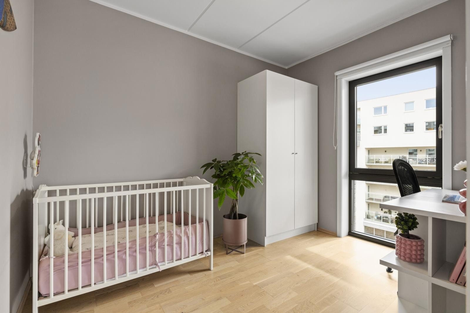 Soverom 3 har inngang fra stue. Rommet fungerer ypperlig som soverom, gjesterom eller kontor Galleribilde