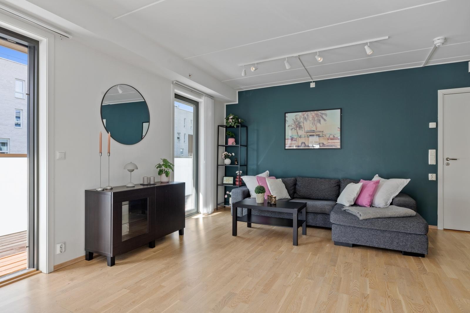 Romslig stue med naturlig lys og flere muligheter for innredning. Galleribilde