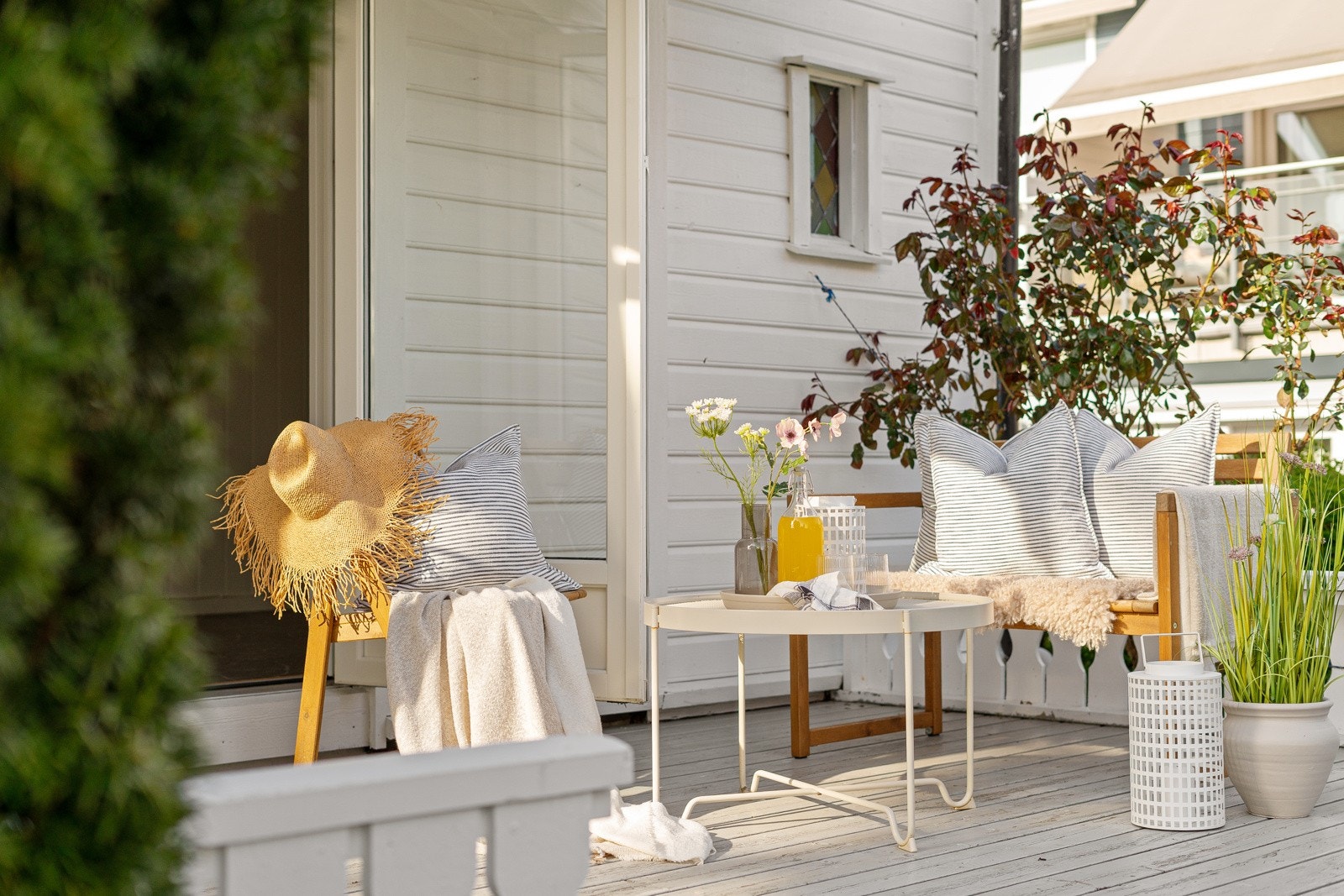 Ute har man flere solrike soner hvor man kan ha sittegrupper til forskjellige tider på dagen. Det er et helt fantastisk og idyllisk uteområde, perfekt for en familie til solfylte sommerdager. Galleribilde