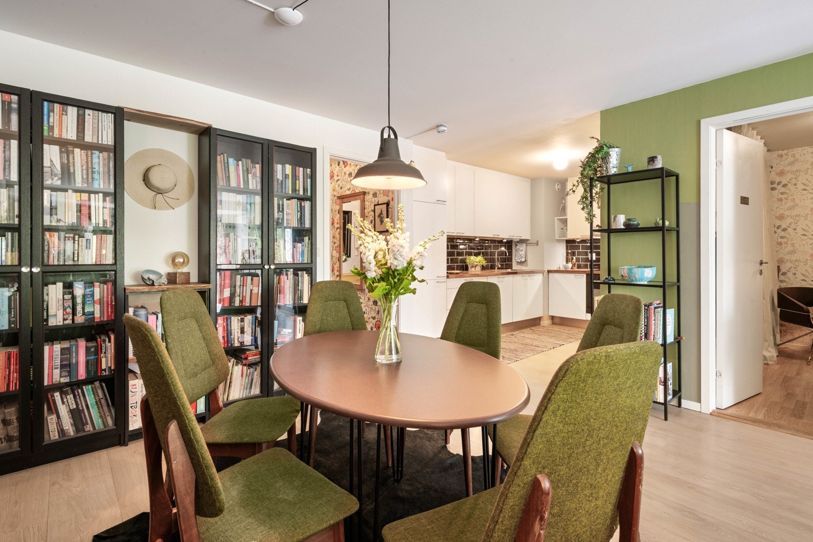 Fra spisestuen mot kjøkkenet og dør til innredet rom/bod, som tidligere var en del av soverommmet. Galleribilde