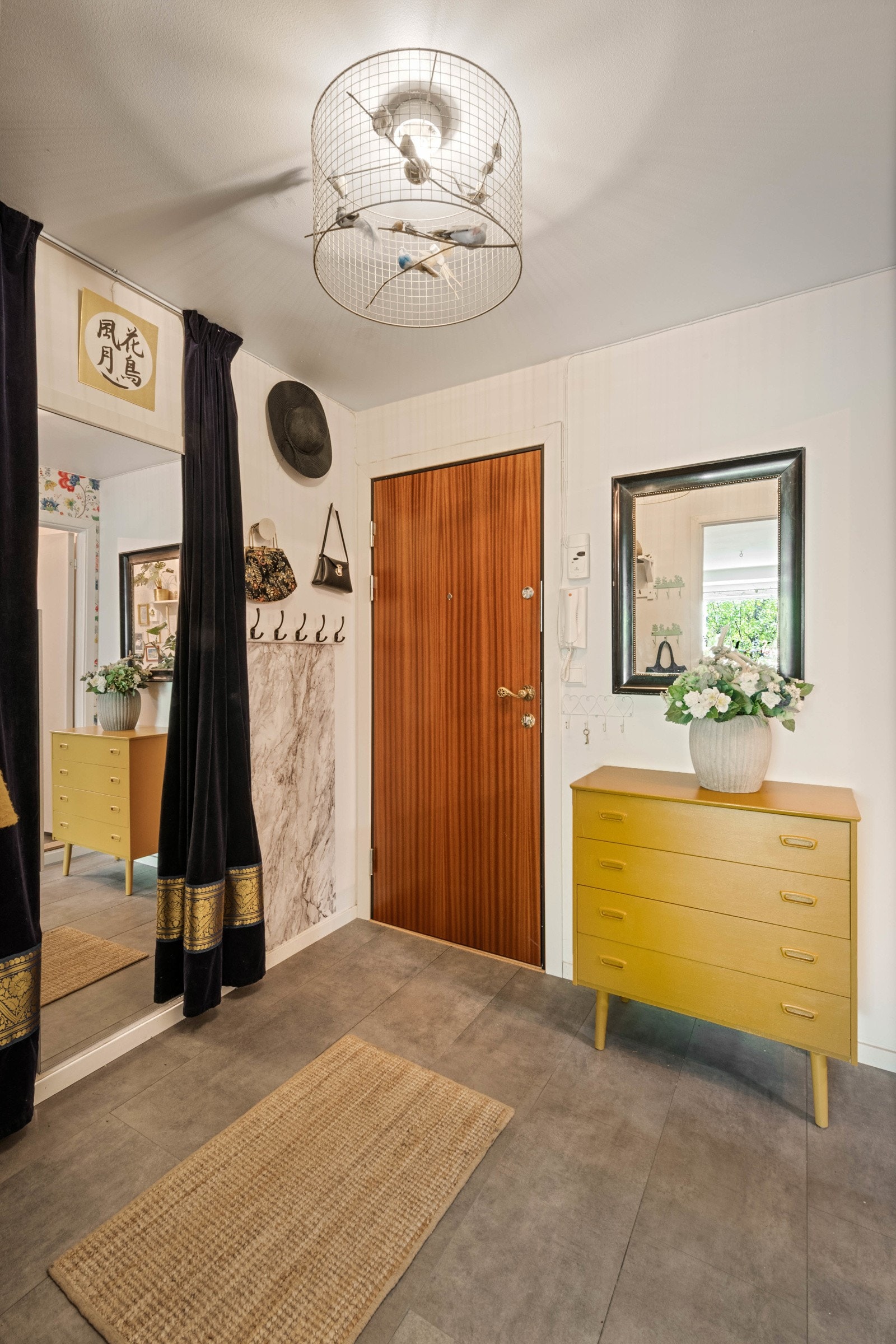 Entré, ca. 5 m². Stort speil på boddøren. Bodveggen har gardinskinne fra taket. Dørcalling. Galleribilde