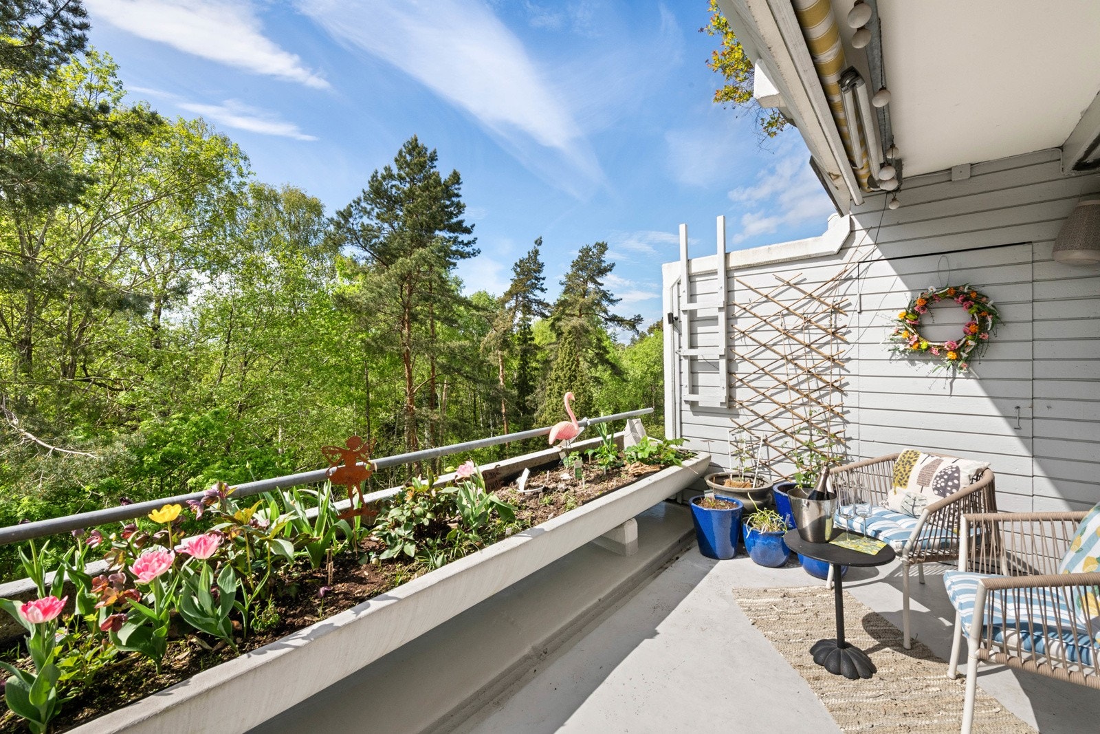 Terrassen er ca. 12 m², med utebod på ca. 2 m². Stor elektrisk markise. Blomsterkasse langs hele terrassens ytterkant. Galleribilde