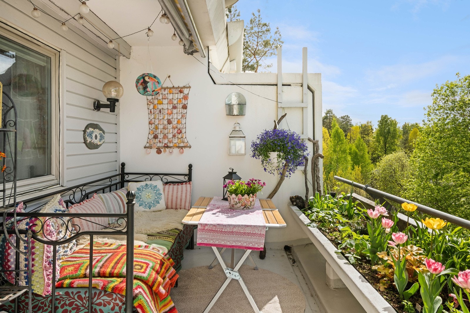 Velkommen til Nordåssløyfa 2. Balkongen oppleves som et rede på grunn av skogen rett utenfor. Her er det koselig å grille, spise og fordi det er vestvendt å kan man nyte vakre solnedganger derfra. Galleribilde