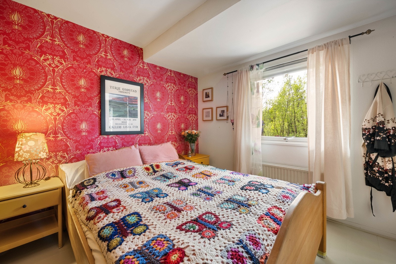 Rommet er lyst og koselig med et stort vindu mot balkongen, som gir mye lys. Galleribilde