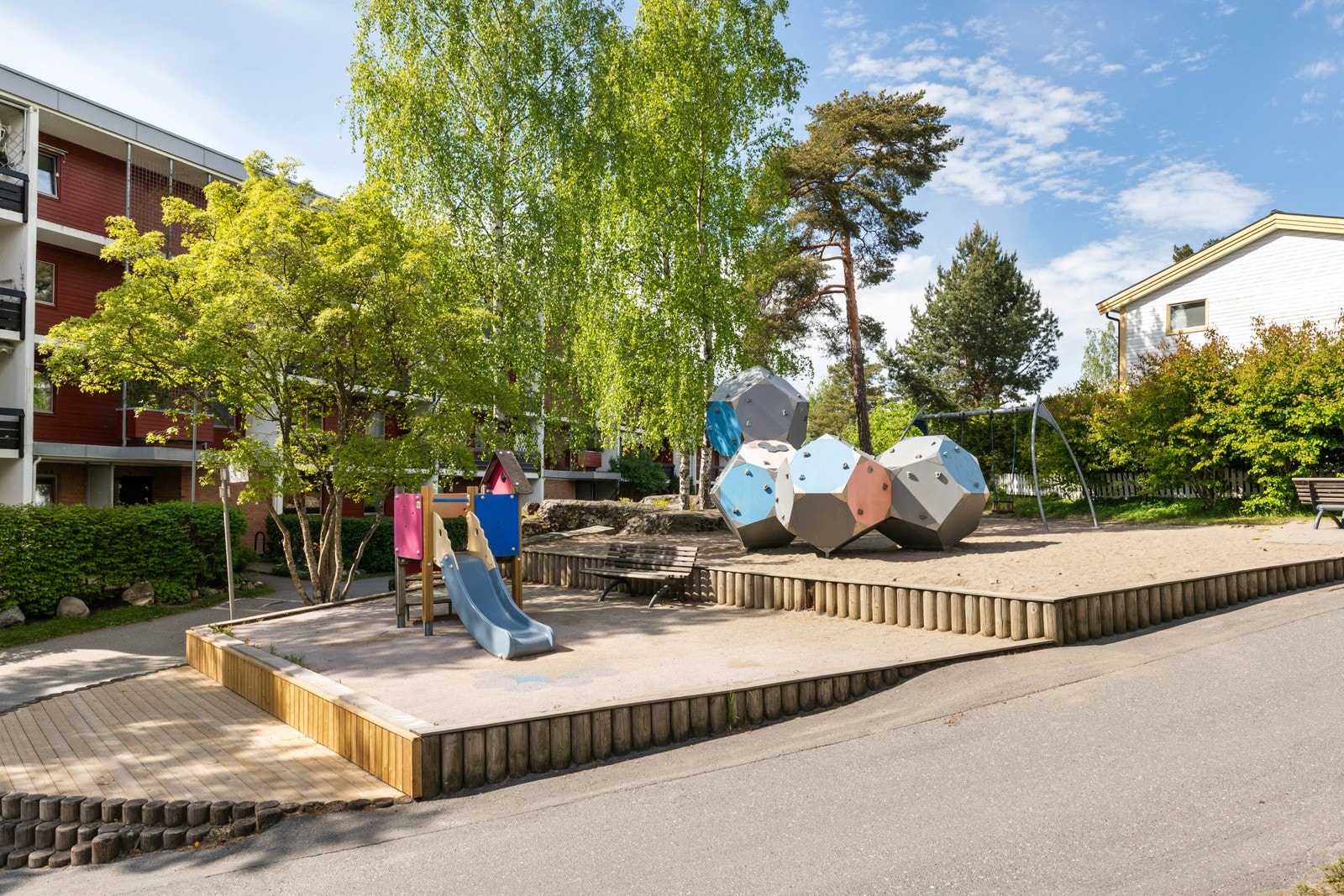 En av flere lekeplasser i borettslaget. Galleribilde