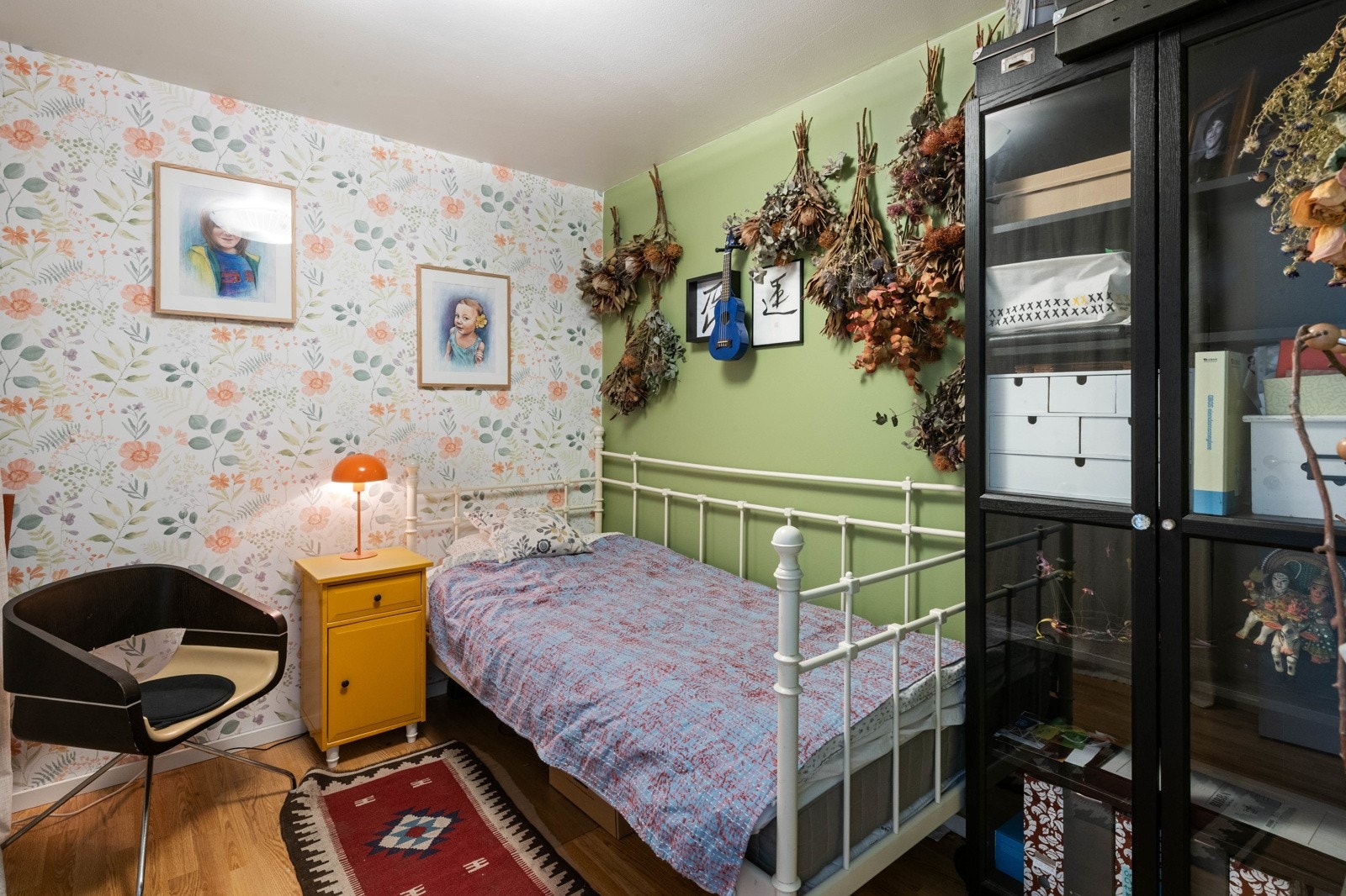 Bod /innredet rom, ca. 8 m². Dette rommet var opprinnelig en del av soverommet, men det ble montert vegg mellom disse av en tidligere eier. Eldre 3 stavs laminatgulv, malte vegger samt en tapetsert vegg. Galleribilde